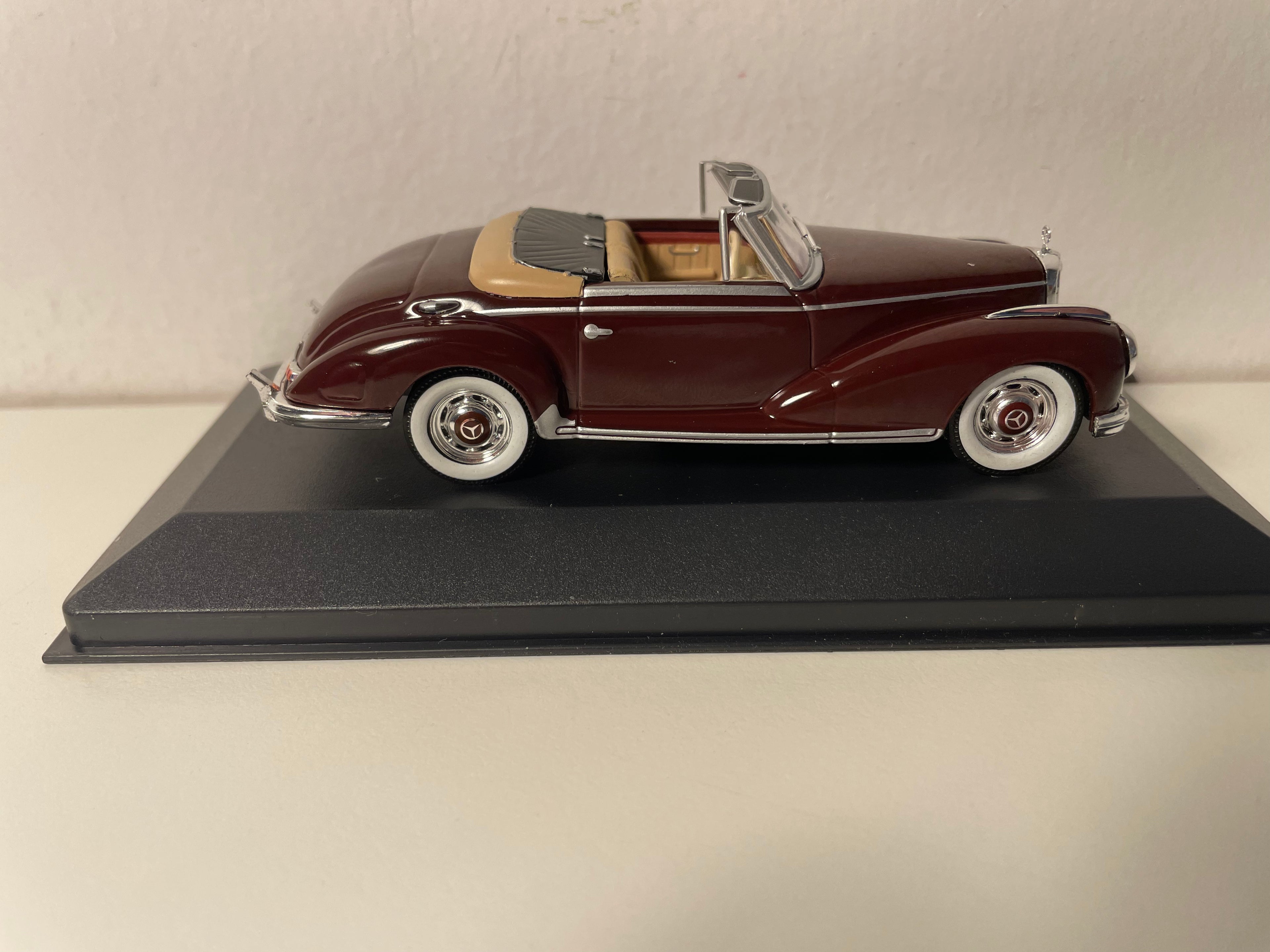 Mercedes 300 SC Roadster z 1956 roku w kolorze bordowym
