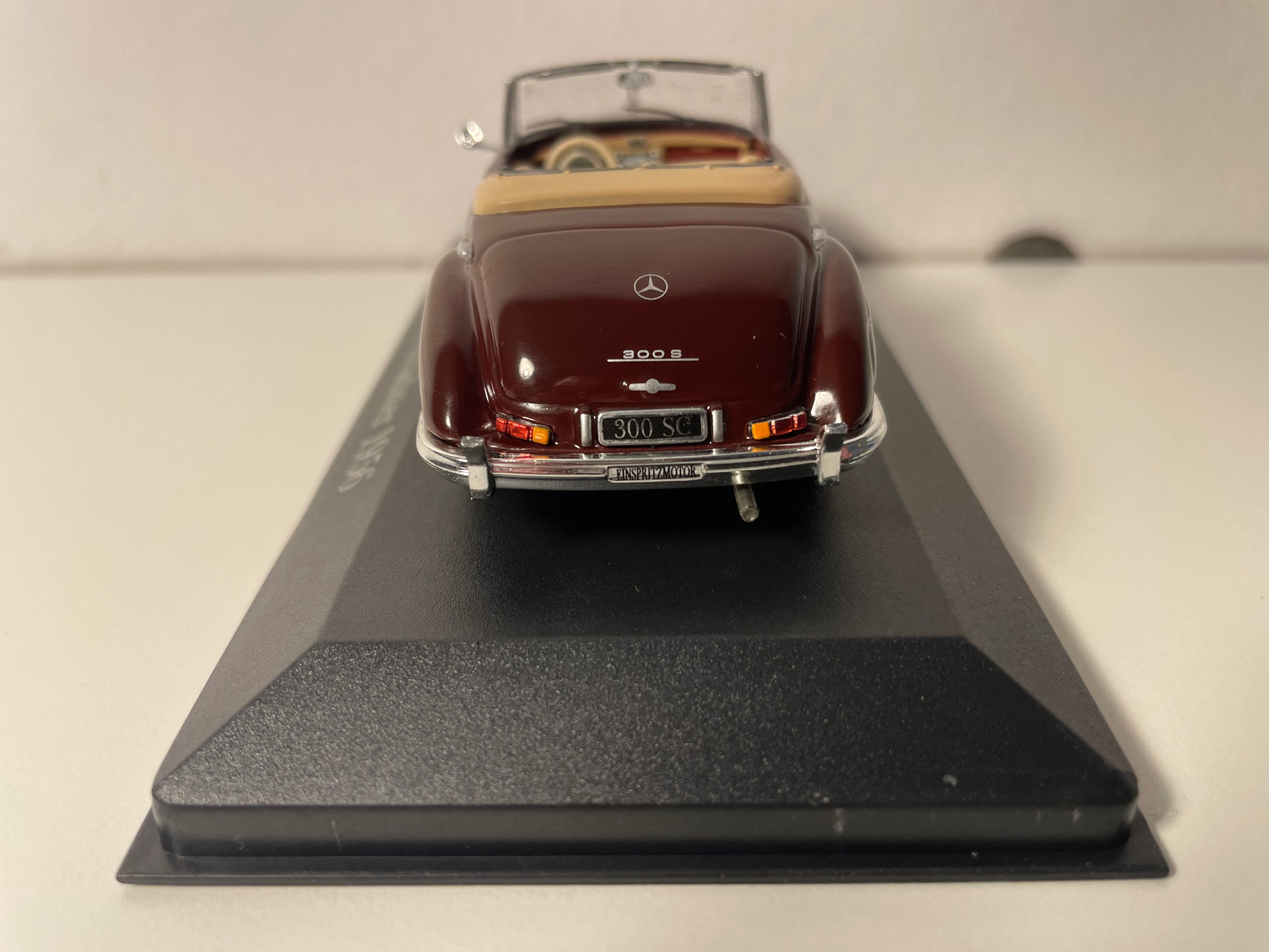 Mercedes 300 SC Roadster z 1956 roku w kolorze bordowym