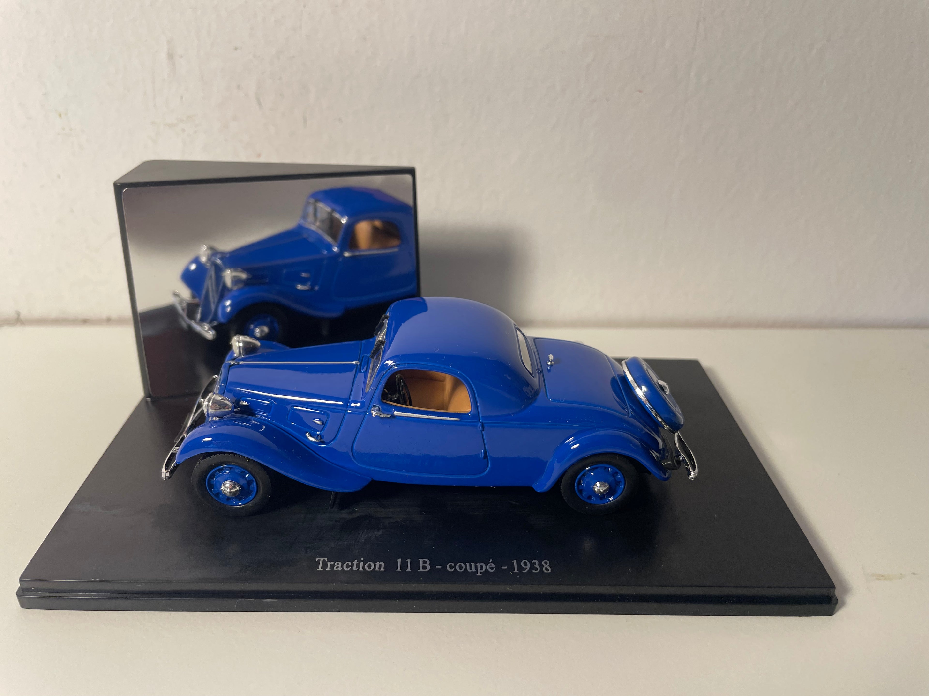 1938 Citroën Traction 11B Blue Coupe (Plexi Box)