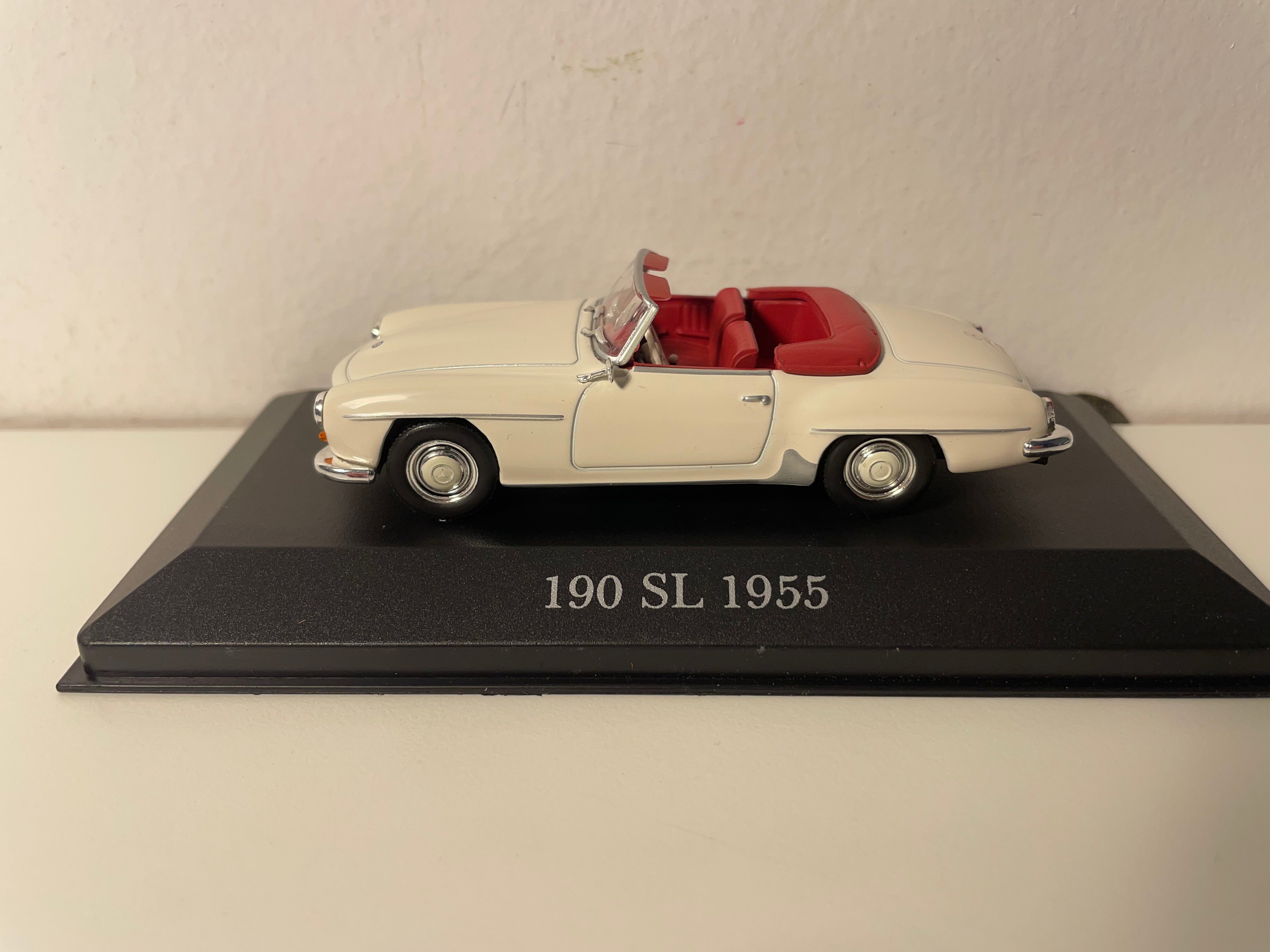 Mercedes 190SL z 1955 roku kremowy
