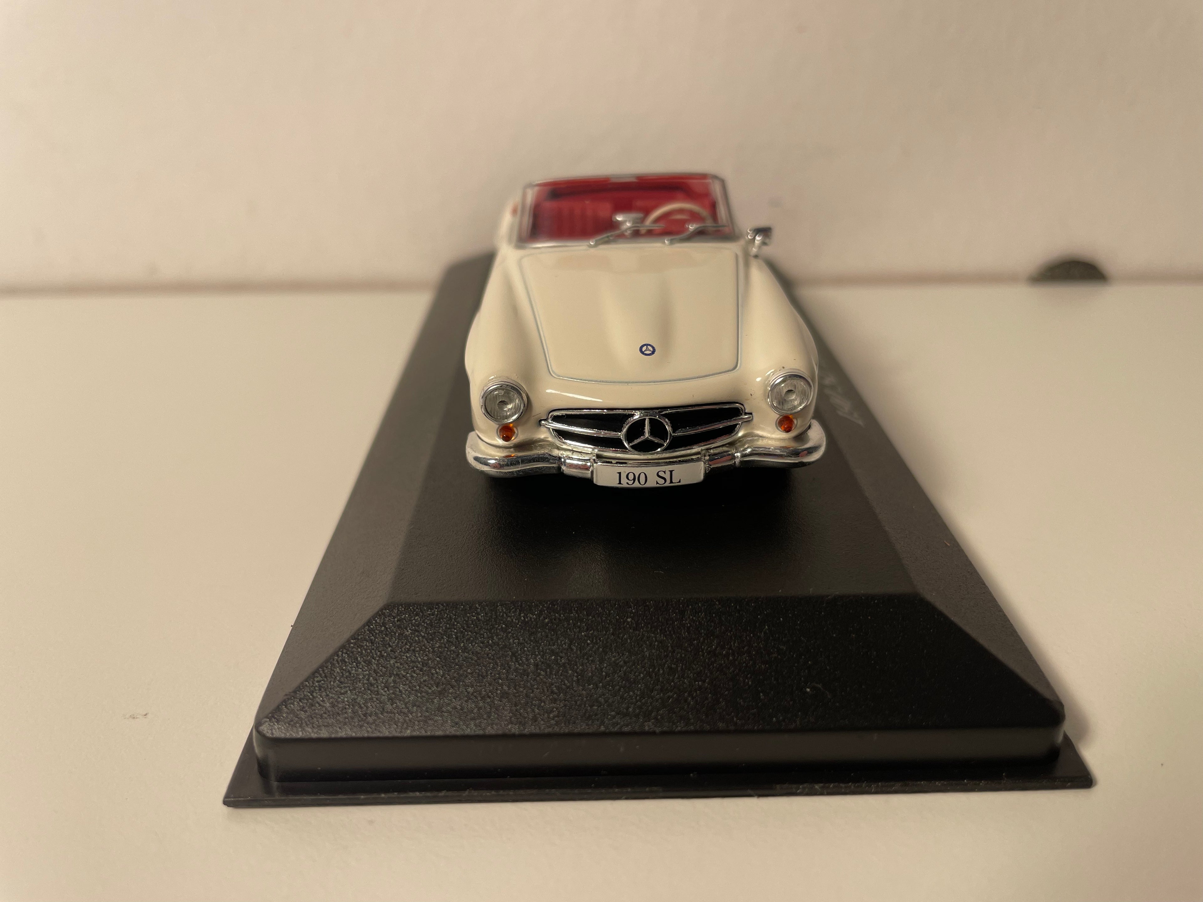 Mercedes 190SL z 1955 roku kremowy
