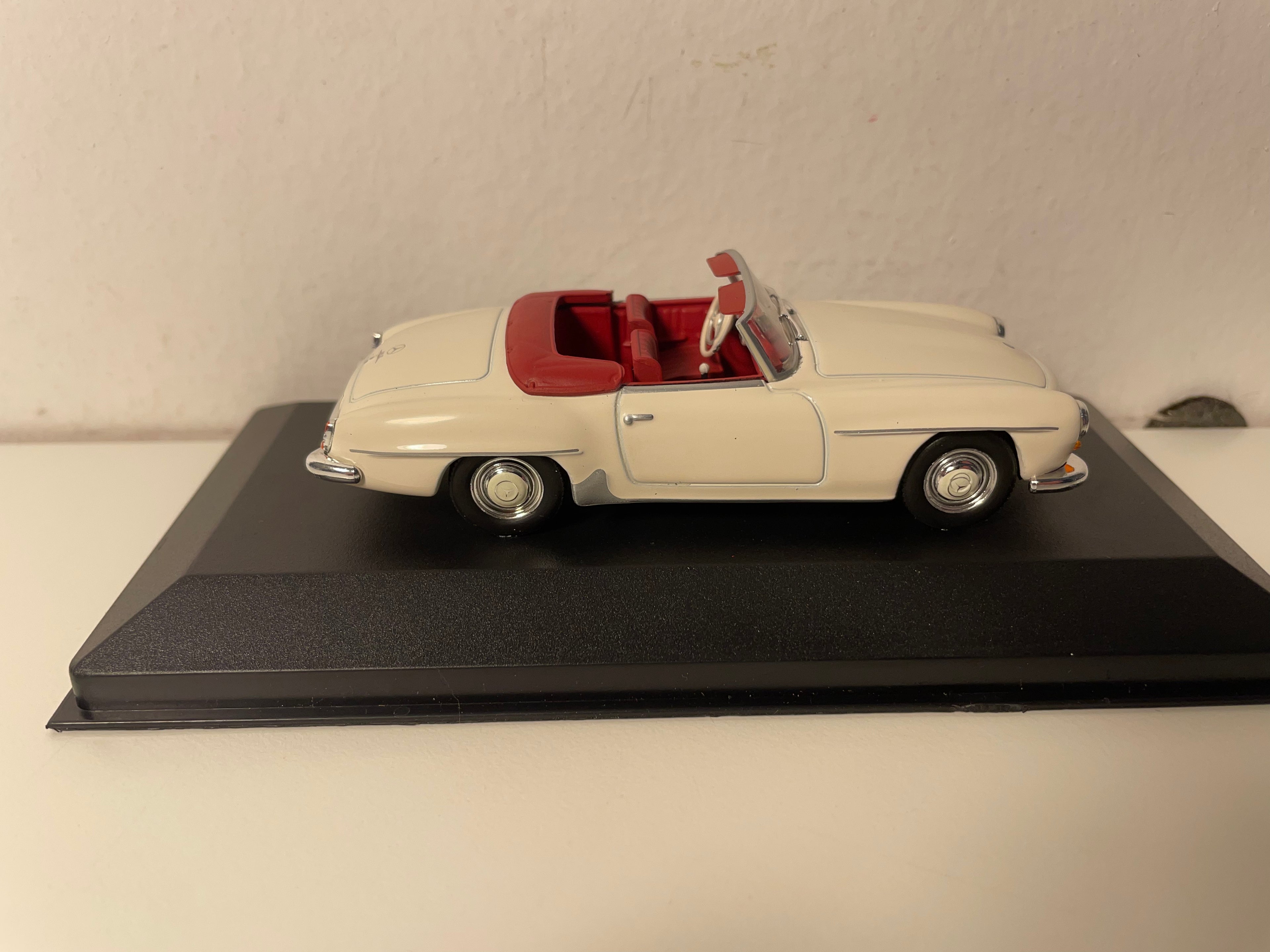 Mercedes 190SL z 1955 roku kremowy