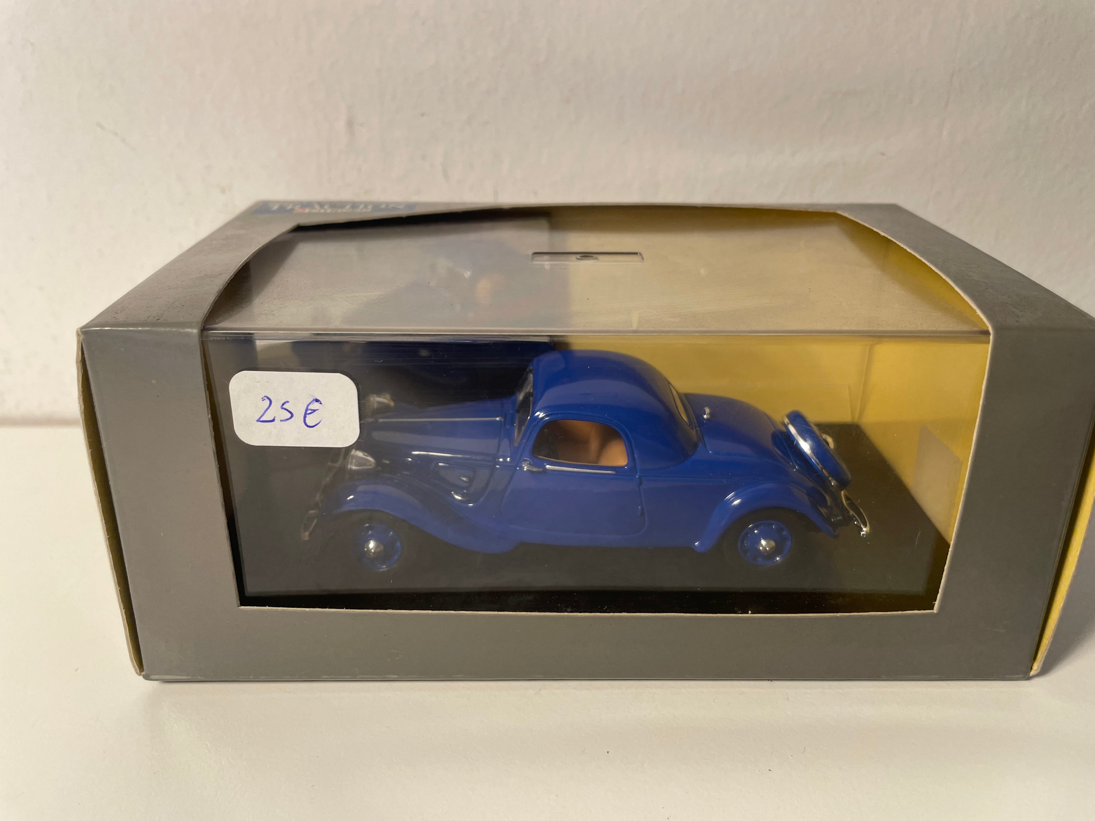 Citroën Traction 11B coupé bleue de 1938 (boite plexi)