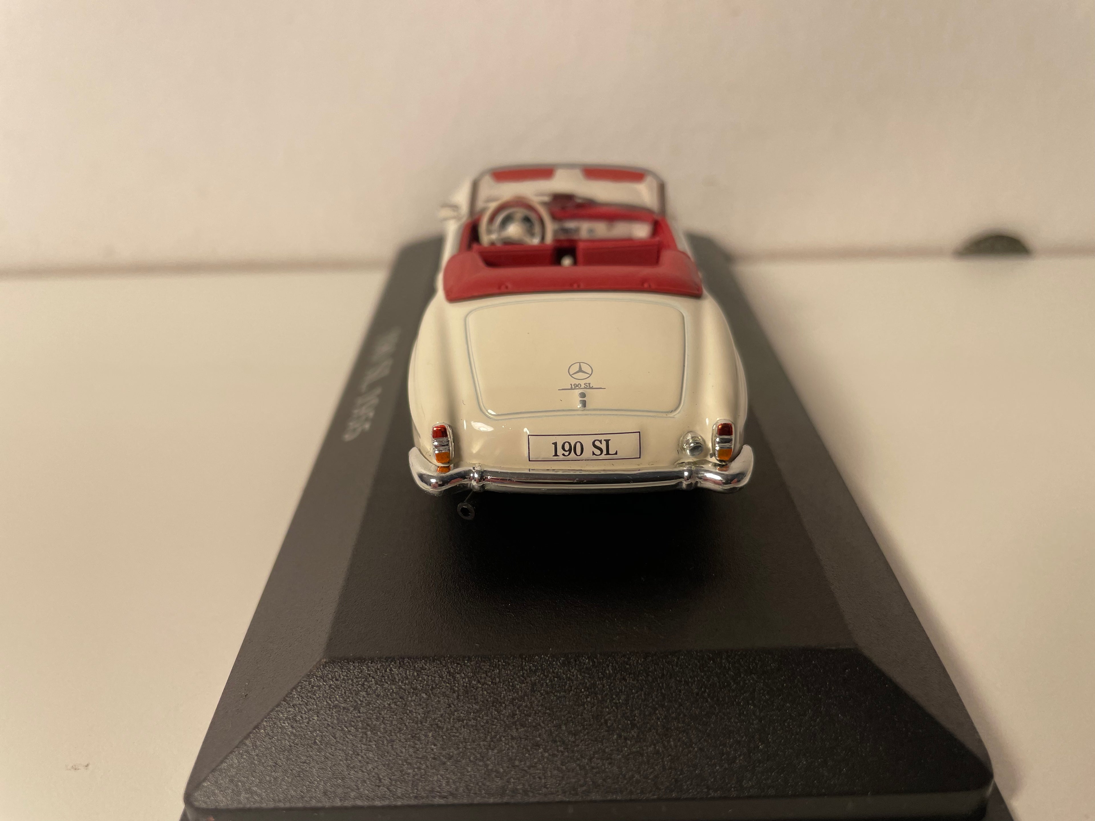 Mercedes 190SL z 1955 roku kremowy