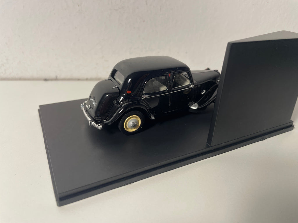 Citroën Traction 11BL czarna z 1953 roku (pudełko plexi)