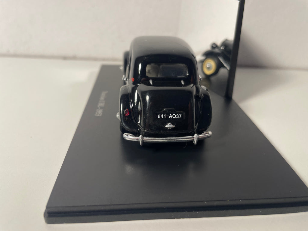 Citroën Traction 11BL czarna z 1953 roku (pudełko plexi)