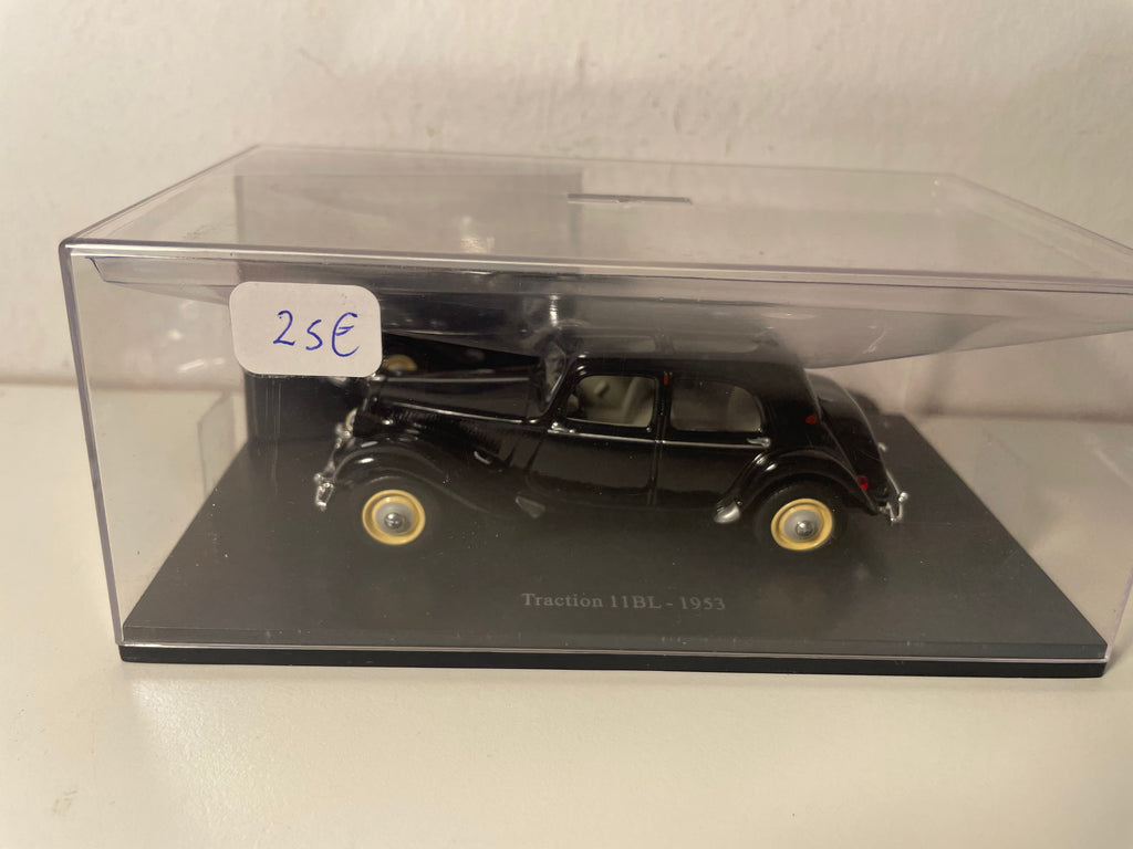 Citroën Traction 11BL czarna z 1953 roku (pudełko plexi)