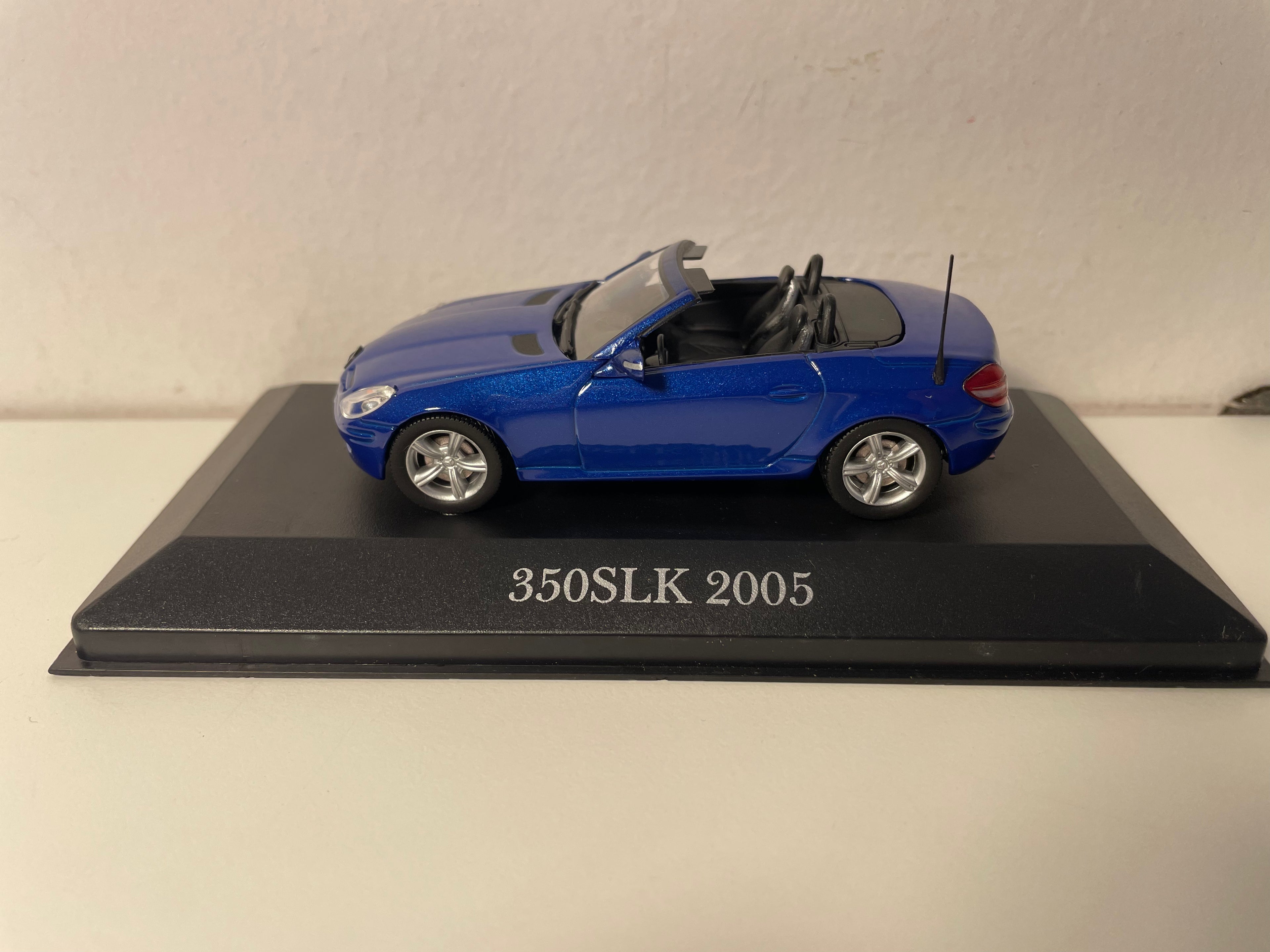 Niebieski Mercedes 350SLK z 2005 roku