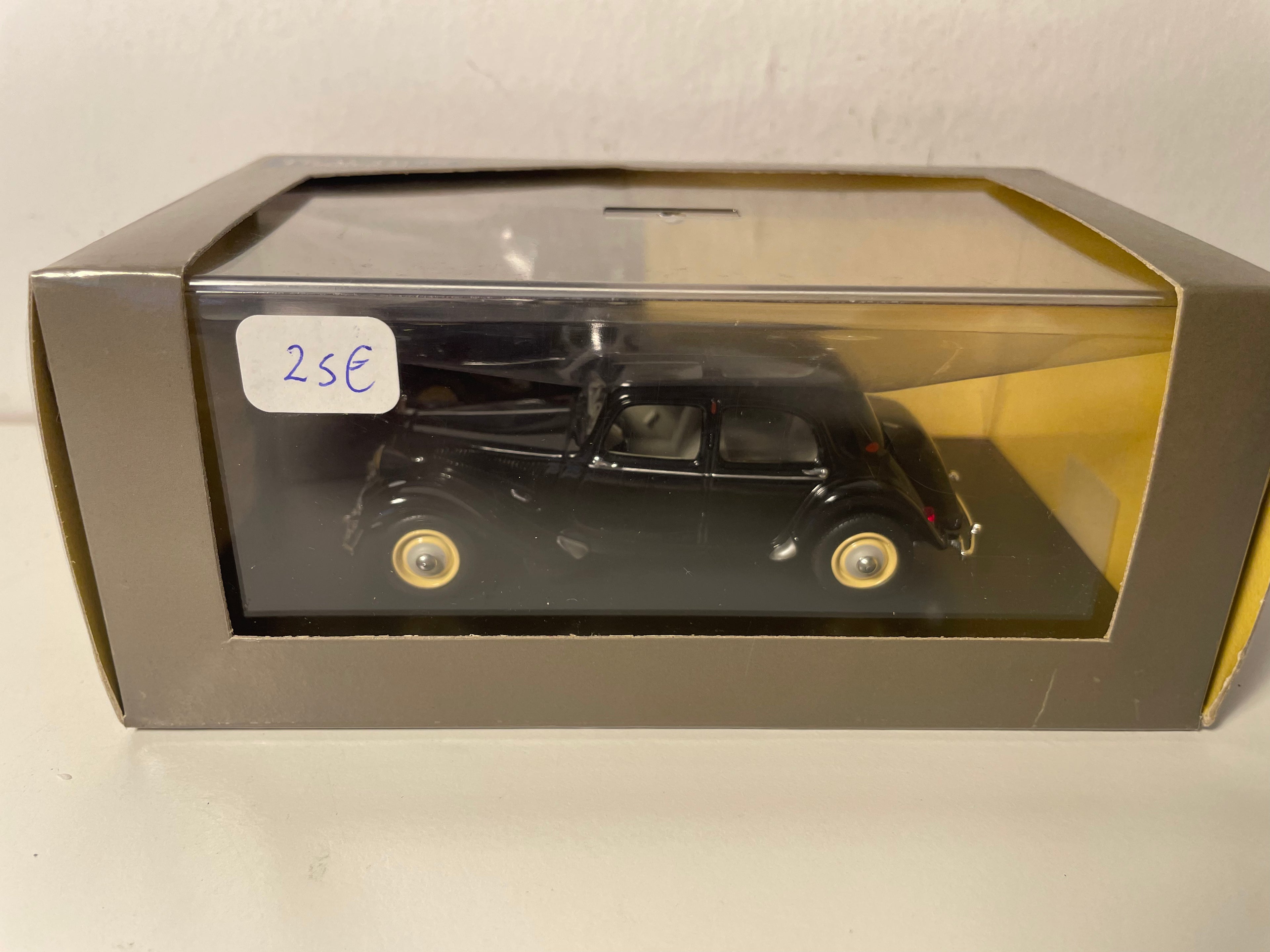 Citroën Traction 11BL czarna z 1953 roku (pudełko plexi)