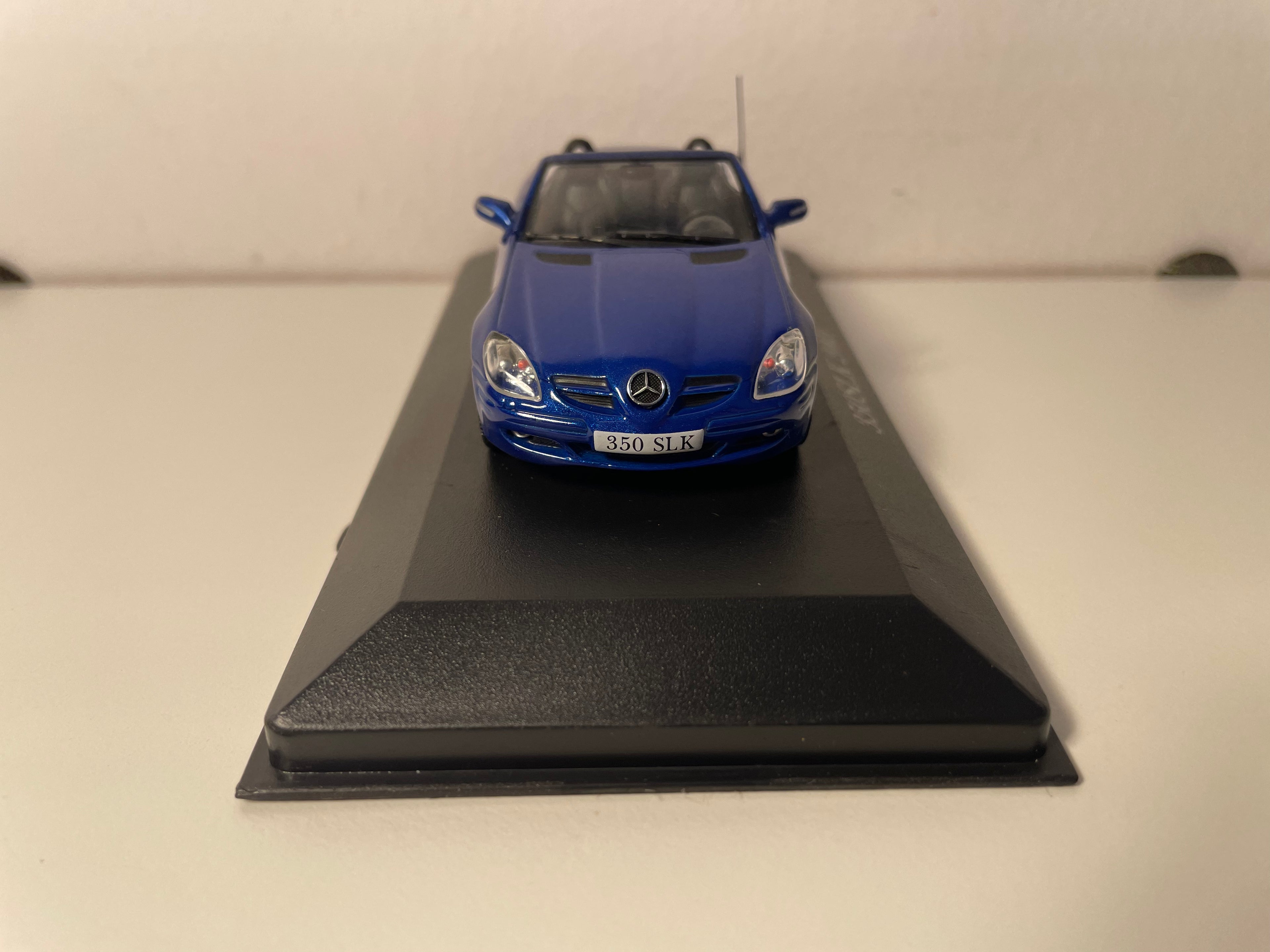 Niebieski Mercedes 350SLK z 2005 roku