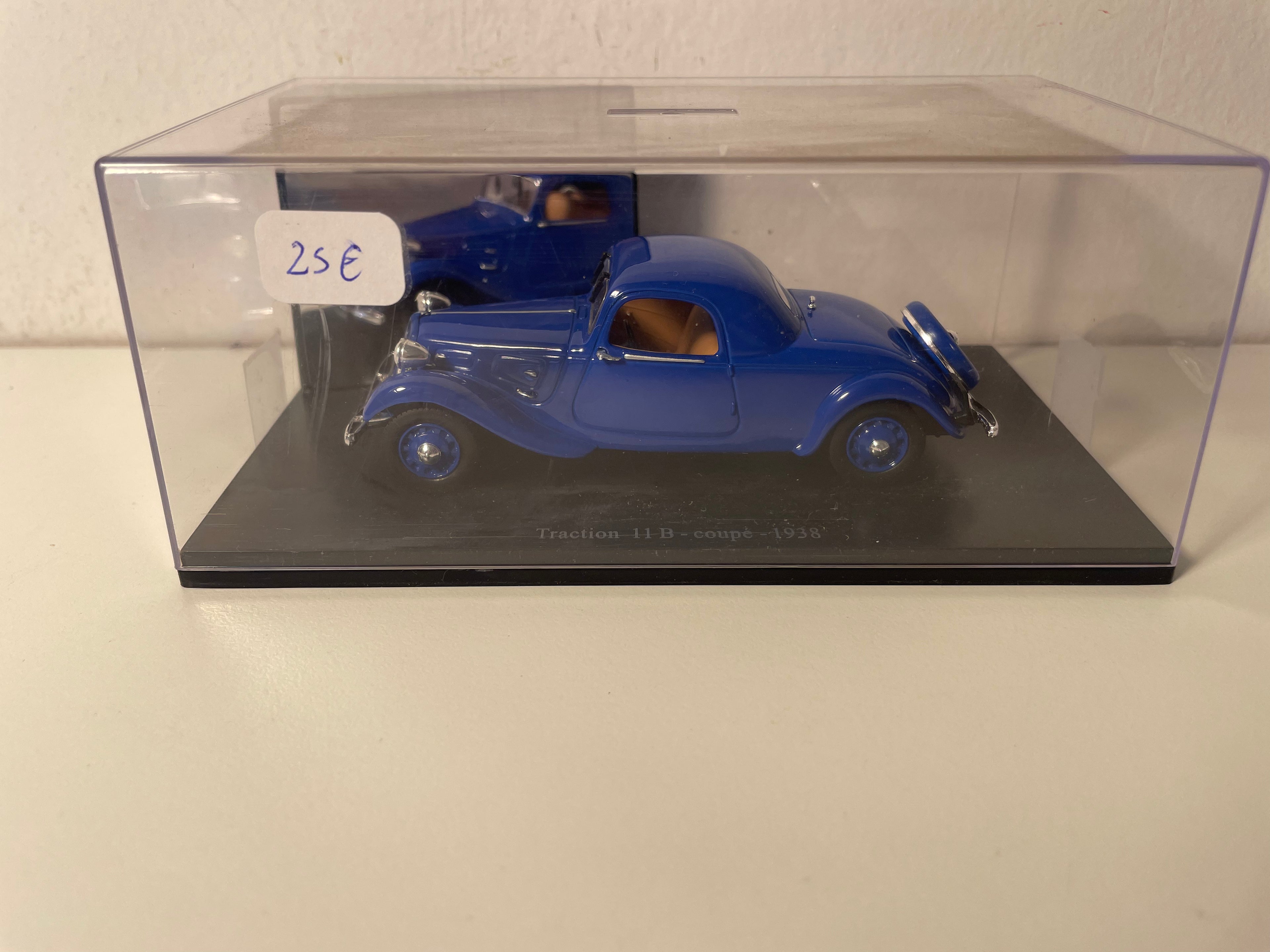 Citroën Traction 11B coupé bleue de 1938 (boite plexi)