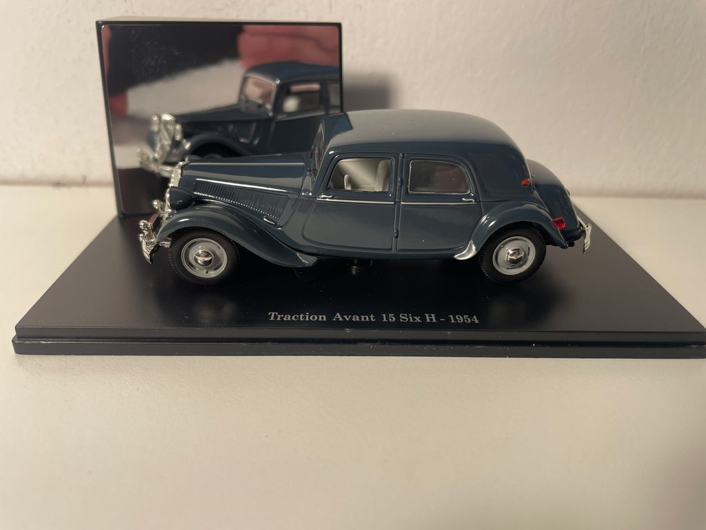 1954 Citroën Traction Avant 15 Six H Dark Grey (Plexi Case)