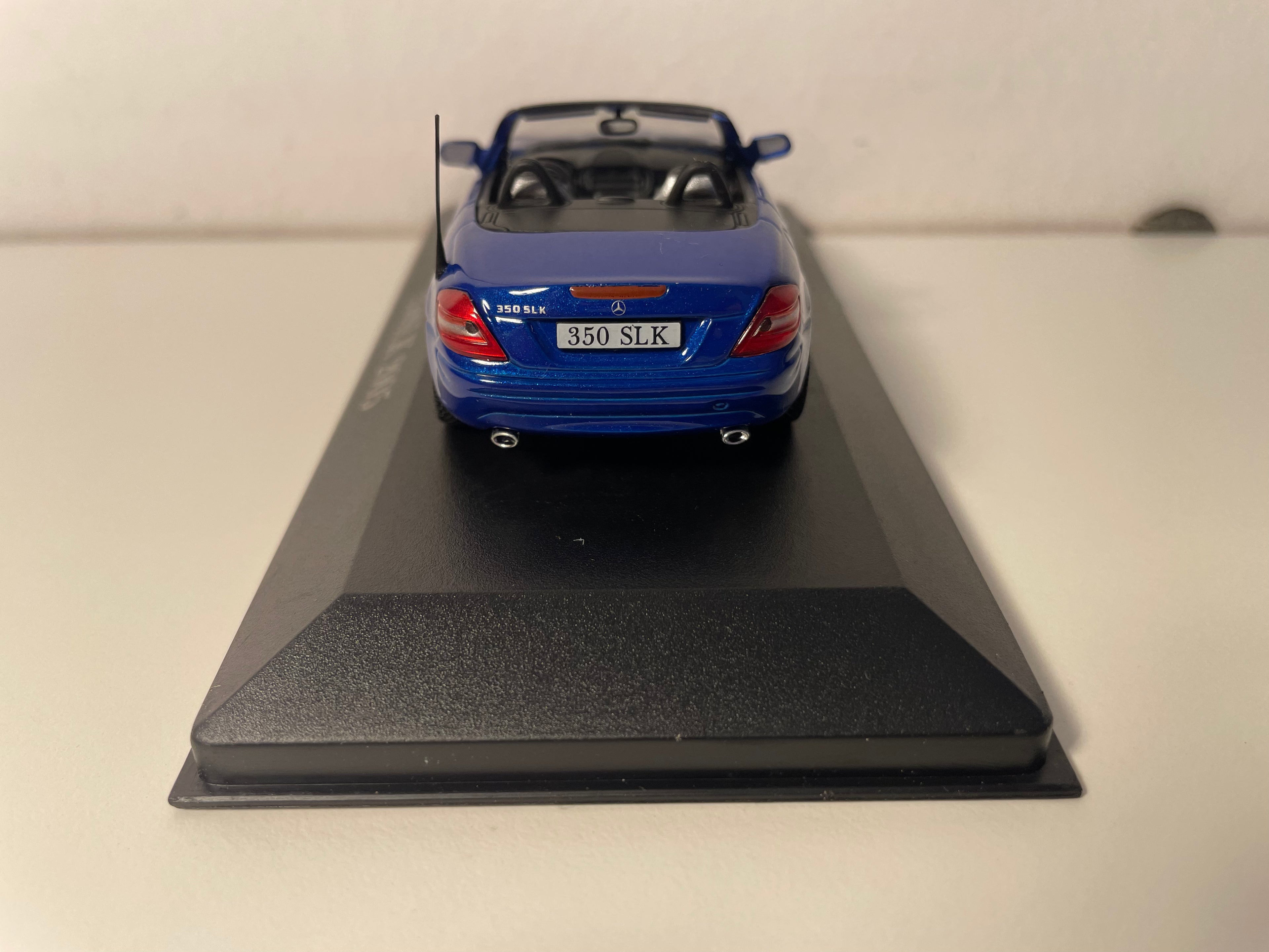 Niebieski Mercedes 350SLK z 2005 roku