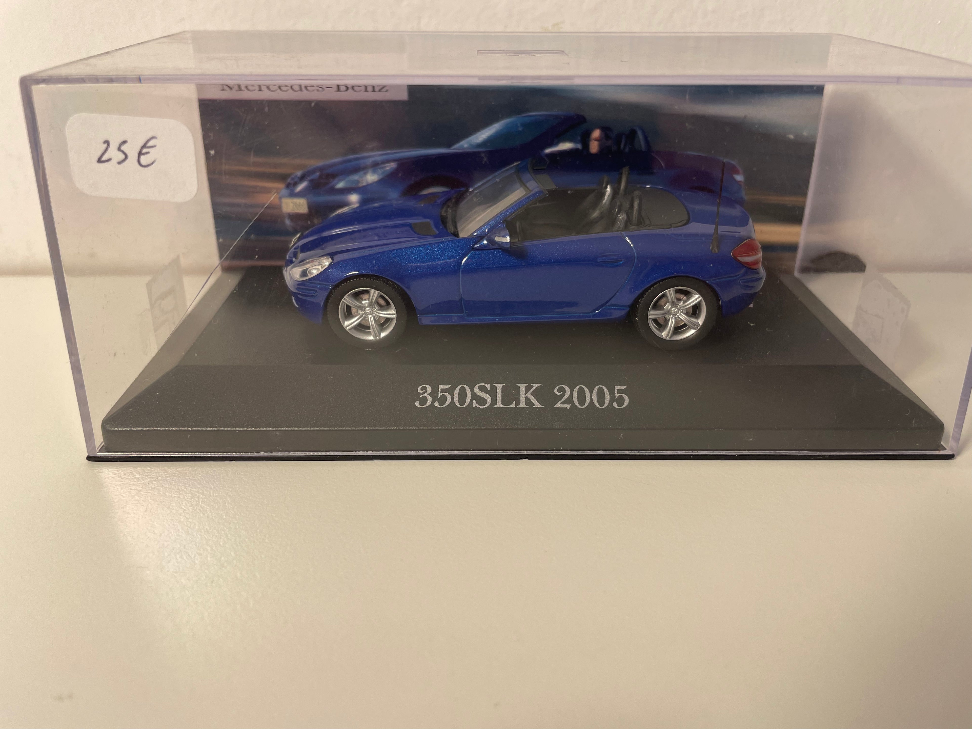 Niebieski Mercedes 350SLK z 2005 roku