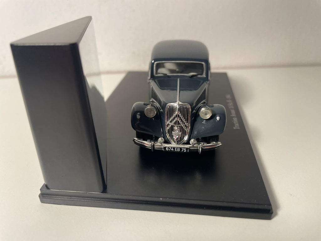 1954 Citroën Traction Avant 15 Six H Dark Grey (Plexi Case)