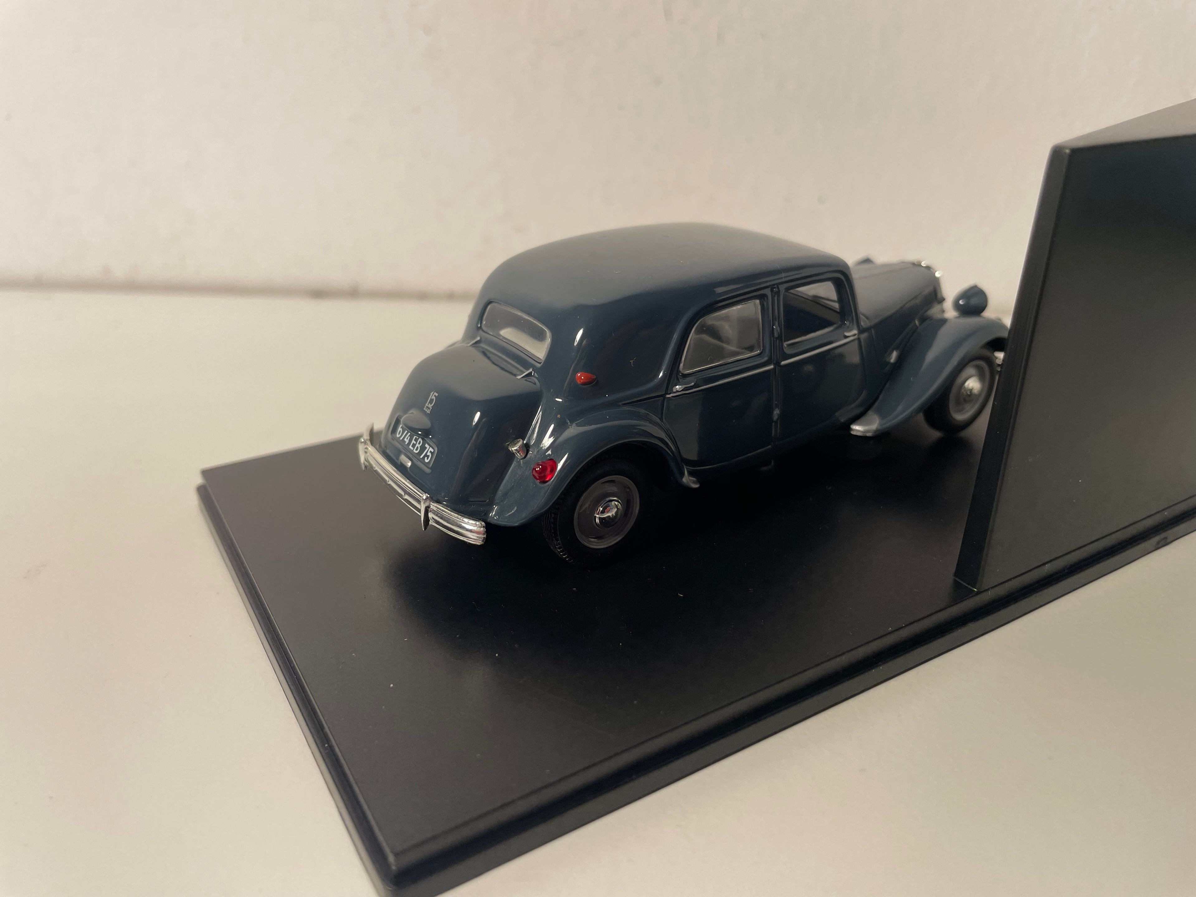 1954 Citroën Traction Avant 15 Six H Dark Grey (Plexi Case)