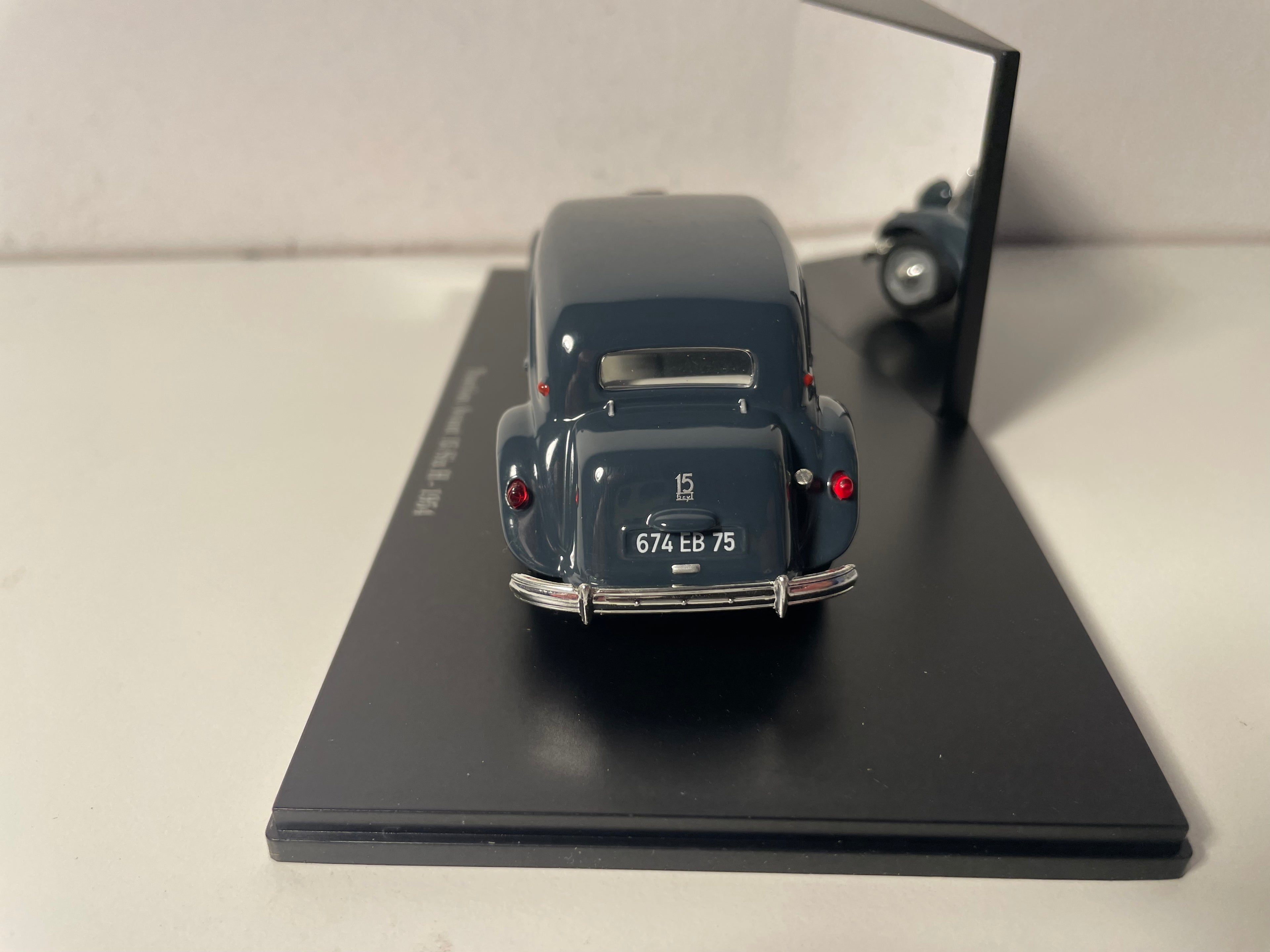 1954 Citroën Traction Avant 15 Six H Dark Grey (Plexi Case)