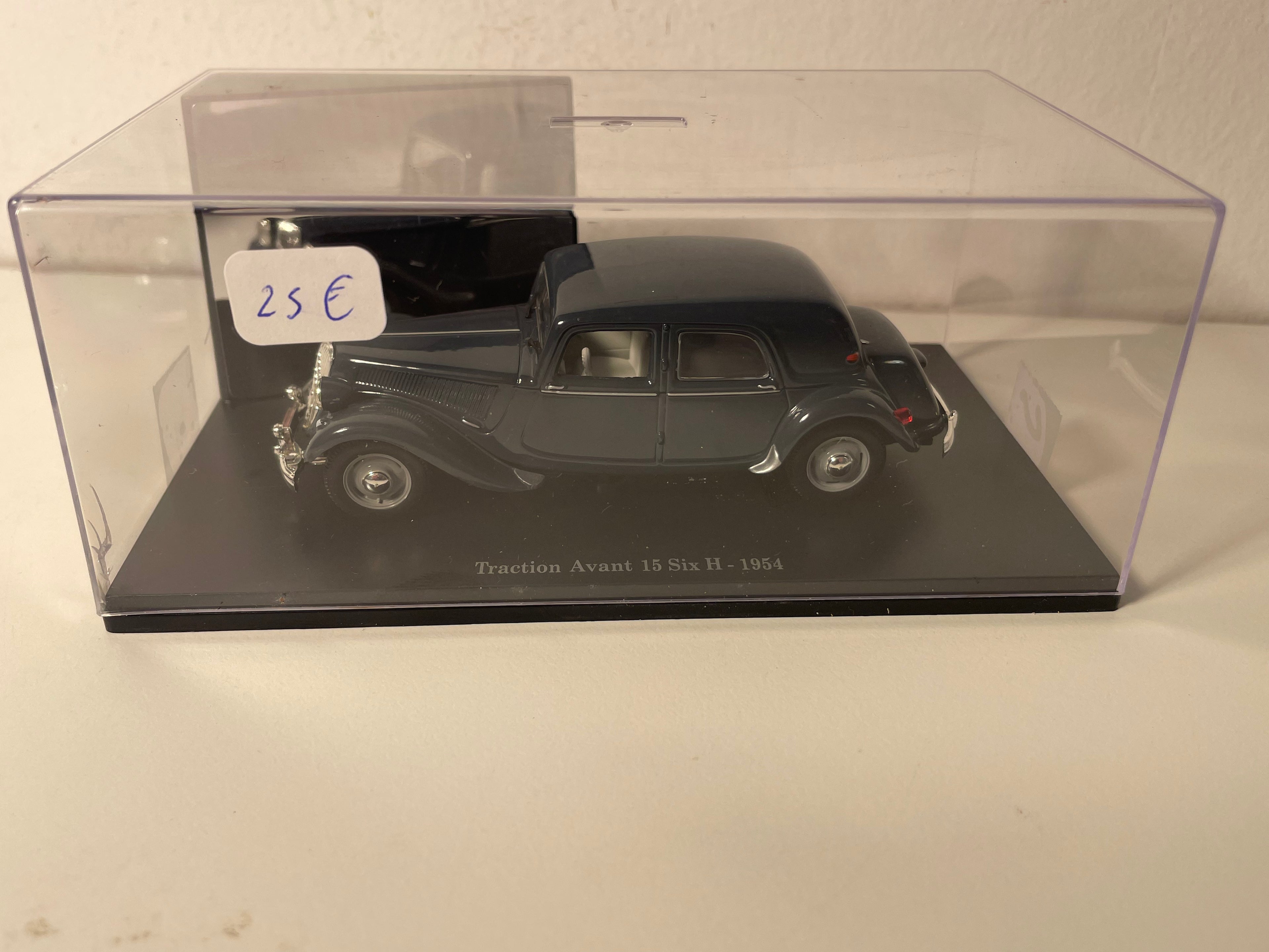 1954 Citroën Traction Avant 15 Six H Dark Grey (Plexi Case)