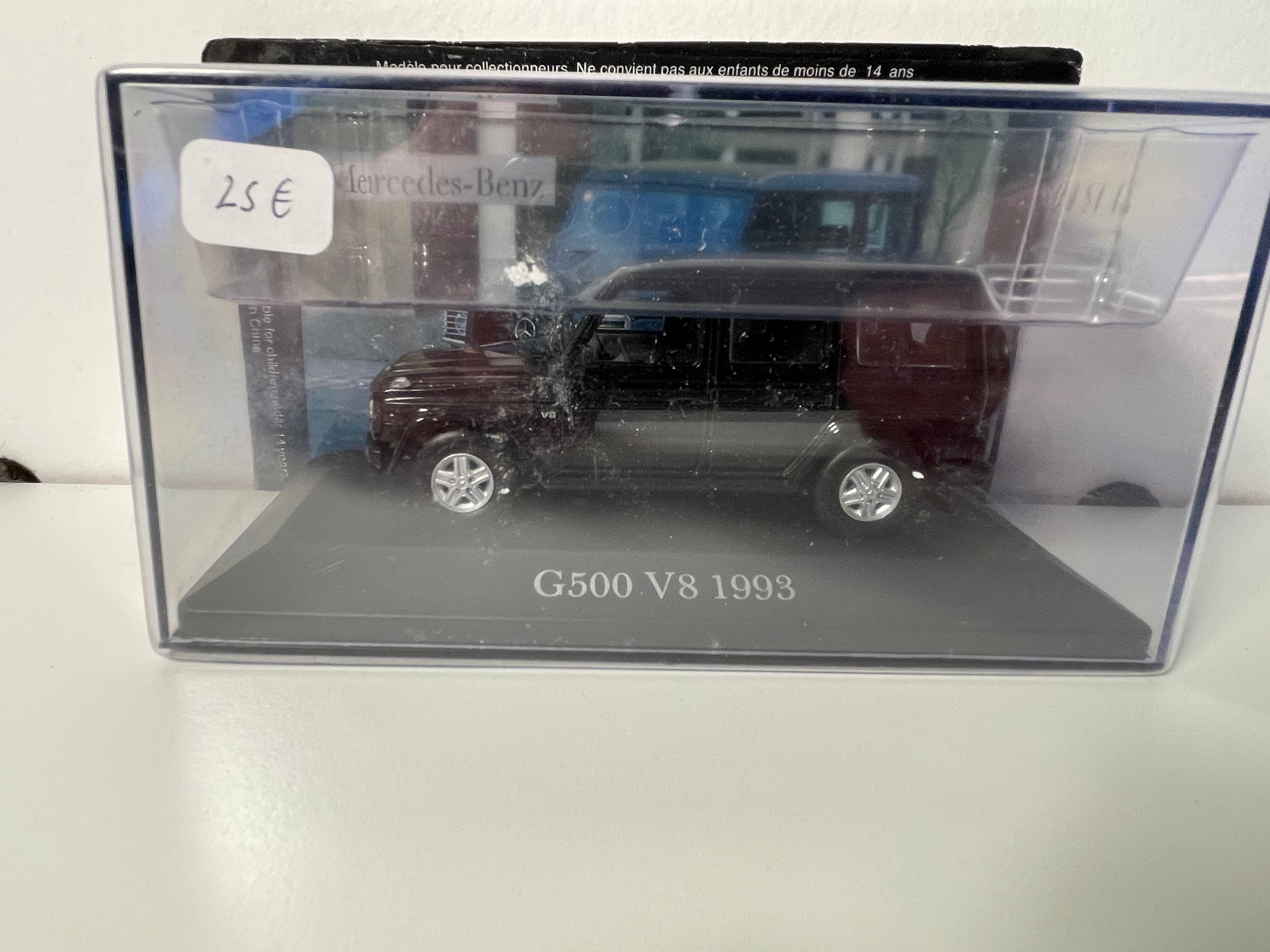 Czarny Mercedes G500 V8 z 1993 roku