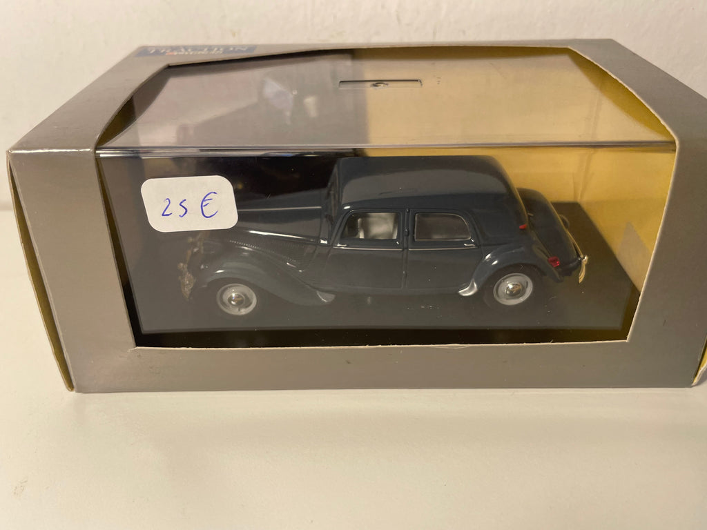 1954 Citroën Traction Avant 15 Six H Dark Grey (Plexi Case)