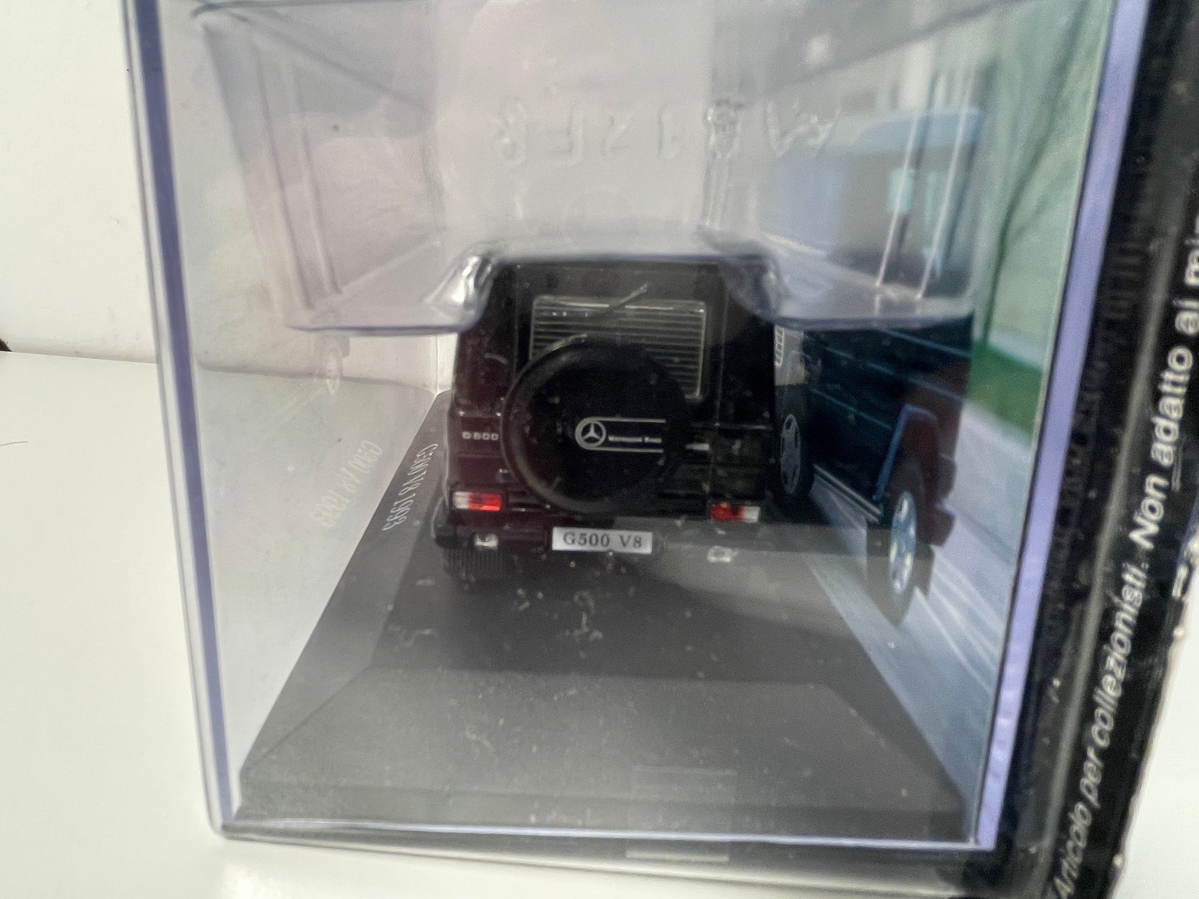 Czarny Mercedes G500 V8 z 1993 roku