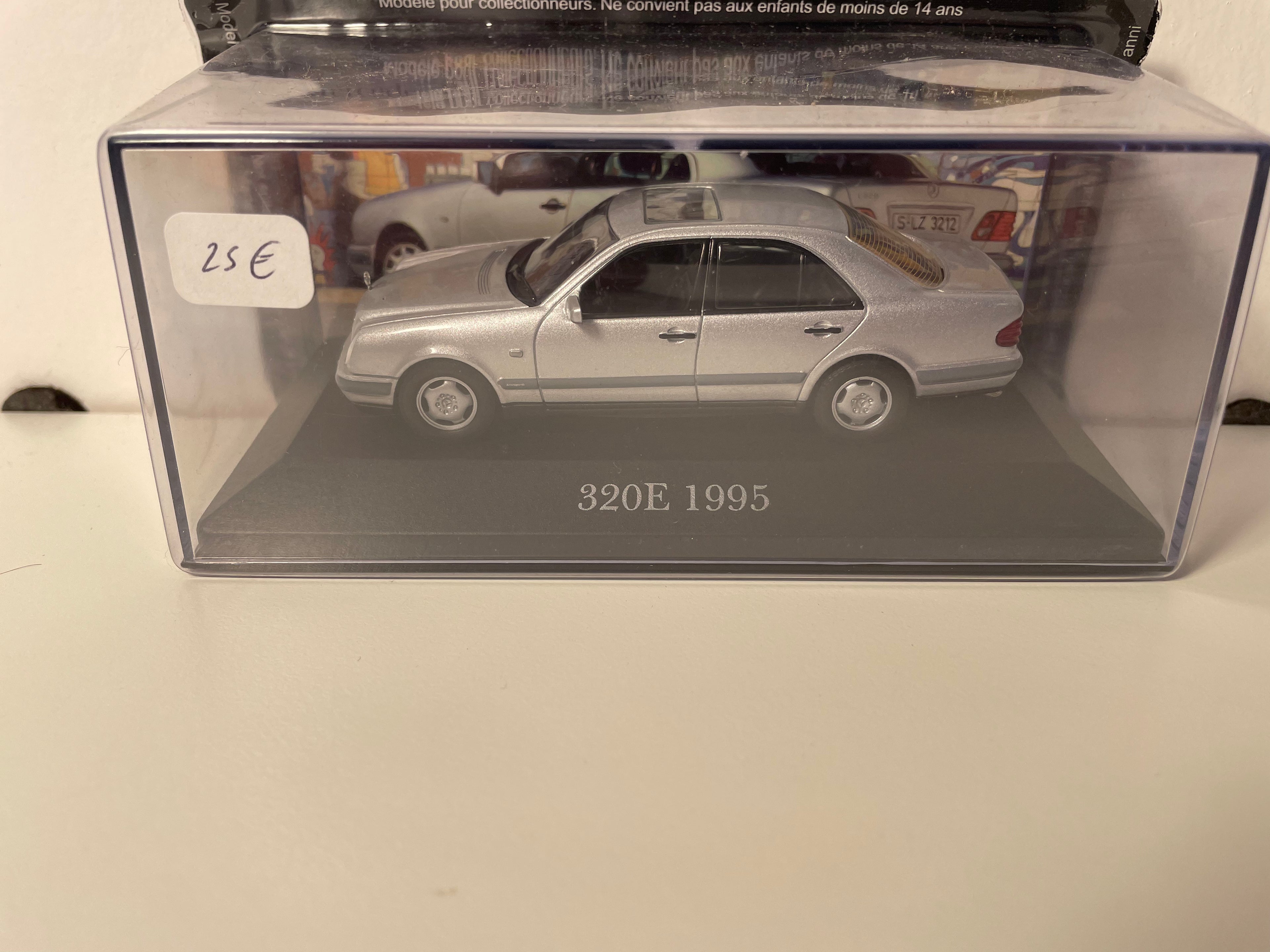 Szary Mercedes 320E z 1995 roku