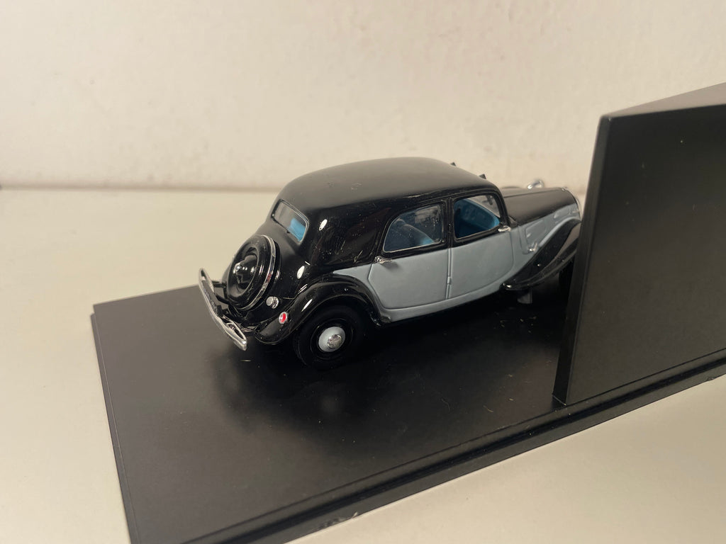 Citroën Traction 11A noire et bleue de 1935 (boite plexi)