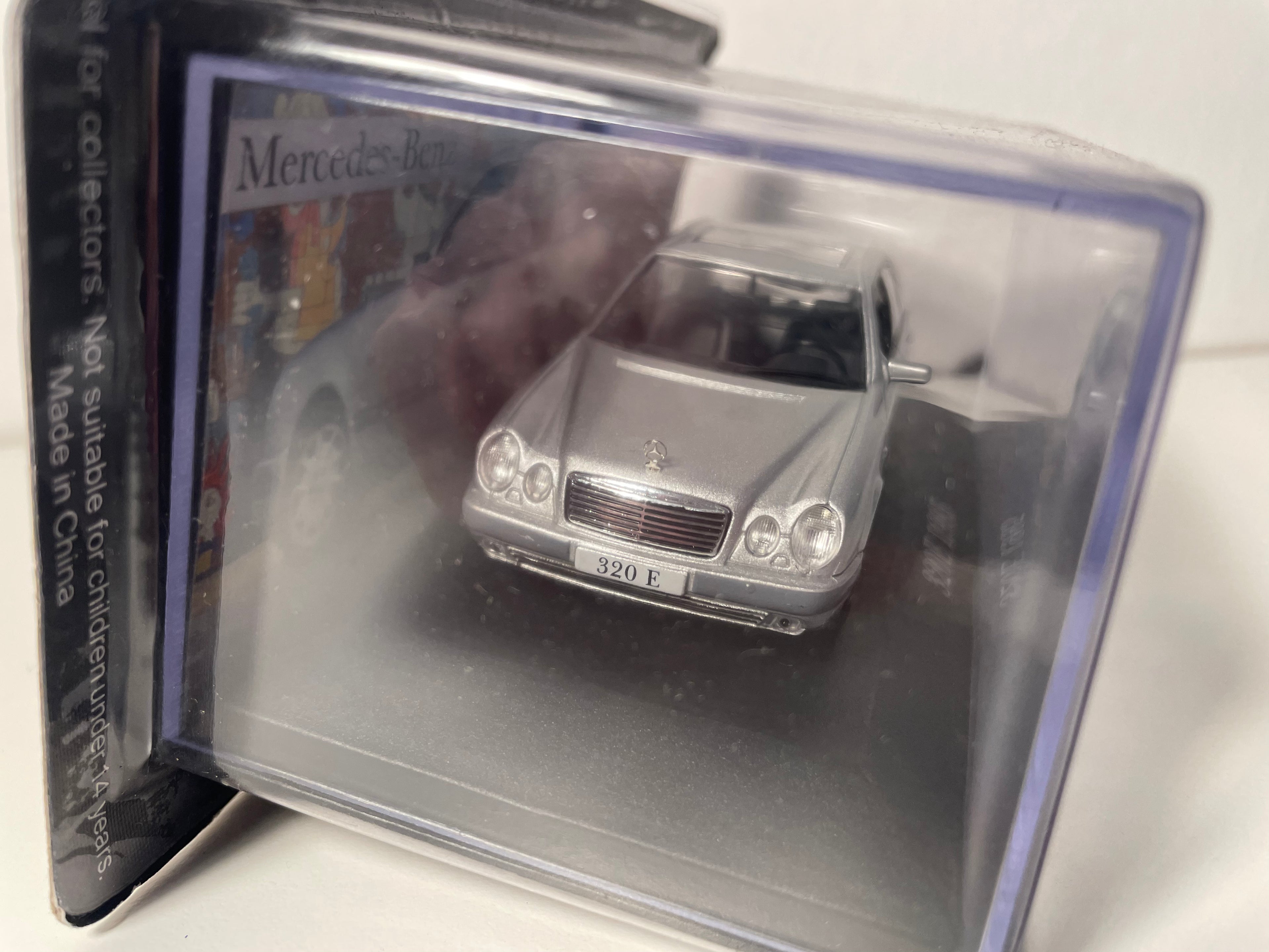 Szary Mercedes 320E z 1995 roku