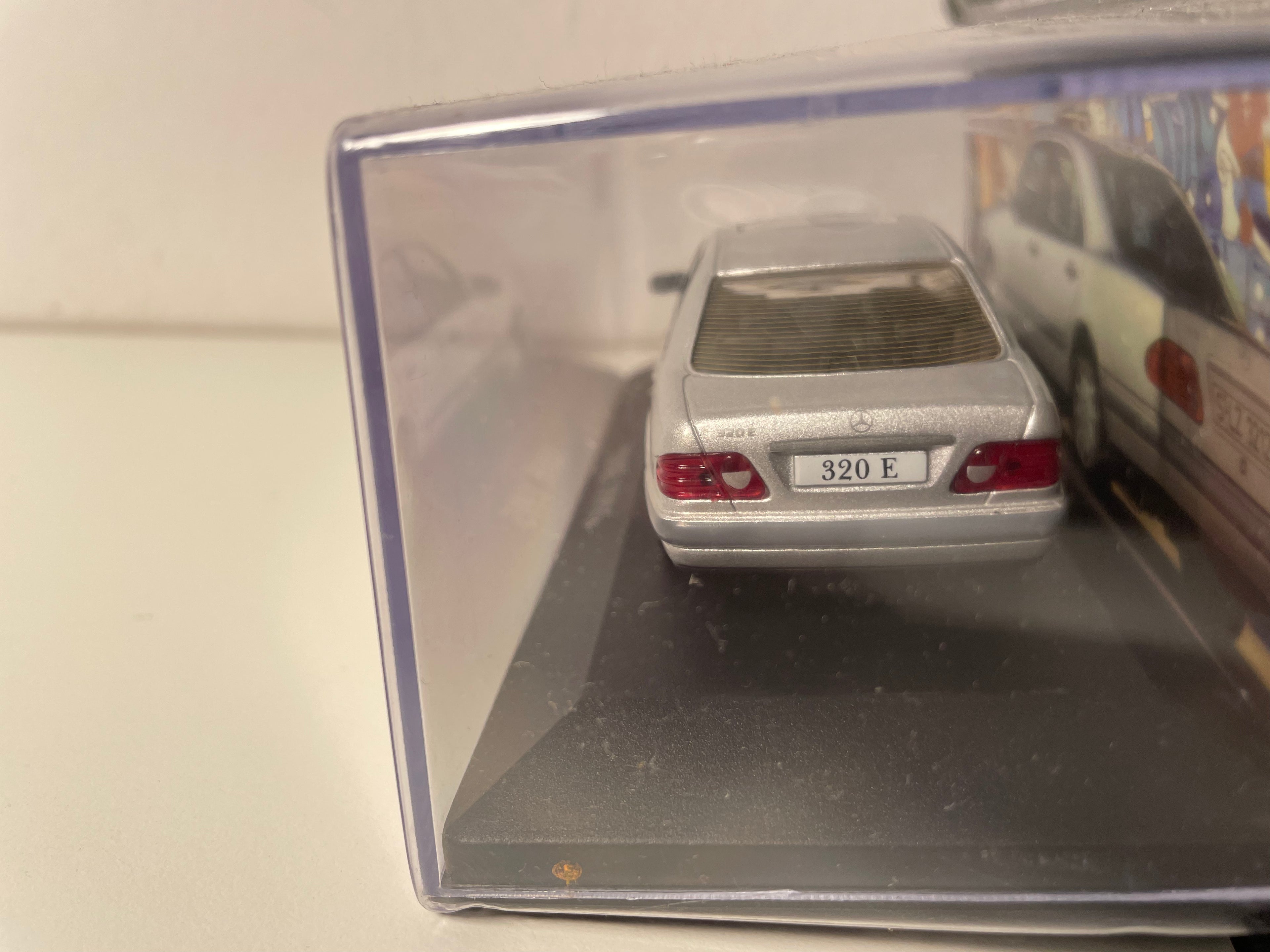 Szary Mercedes 320E z 1995 roku