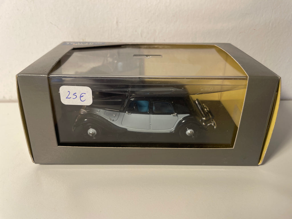 Citroën Traction 11A noire et bleue de 1935 (boite plexi)
