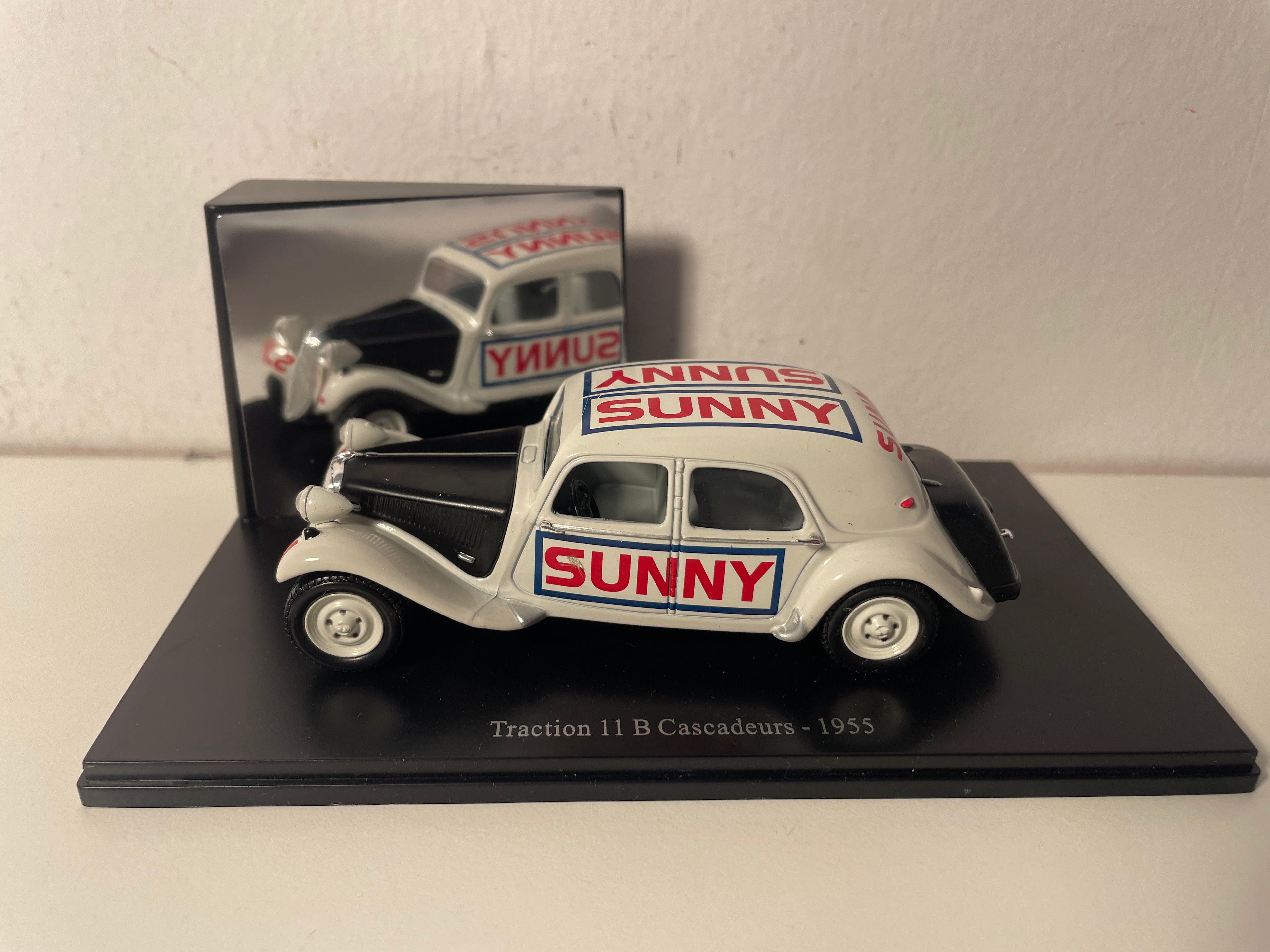 Citroën Traction 11B Off-White?? from 1955 - Stuntmen SUNNY (plexi box)