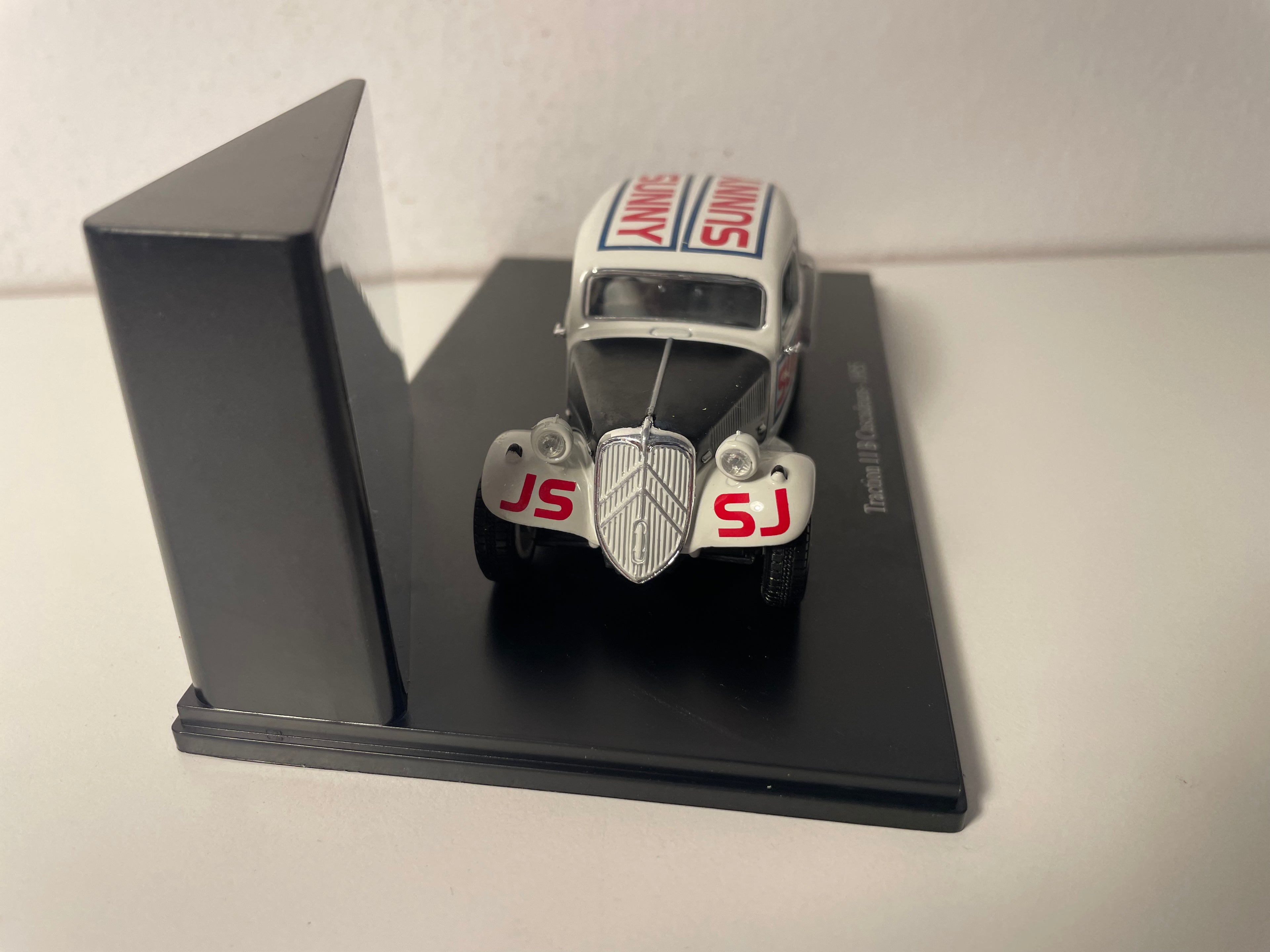 Citroën Traction 11B Off-White?? from 1955 - Stuntmen SUNNY (plexi box)