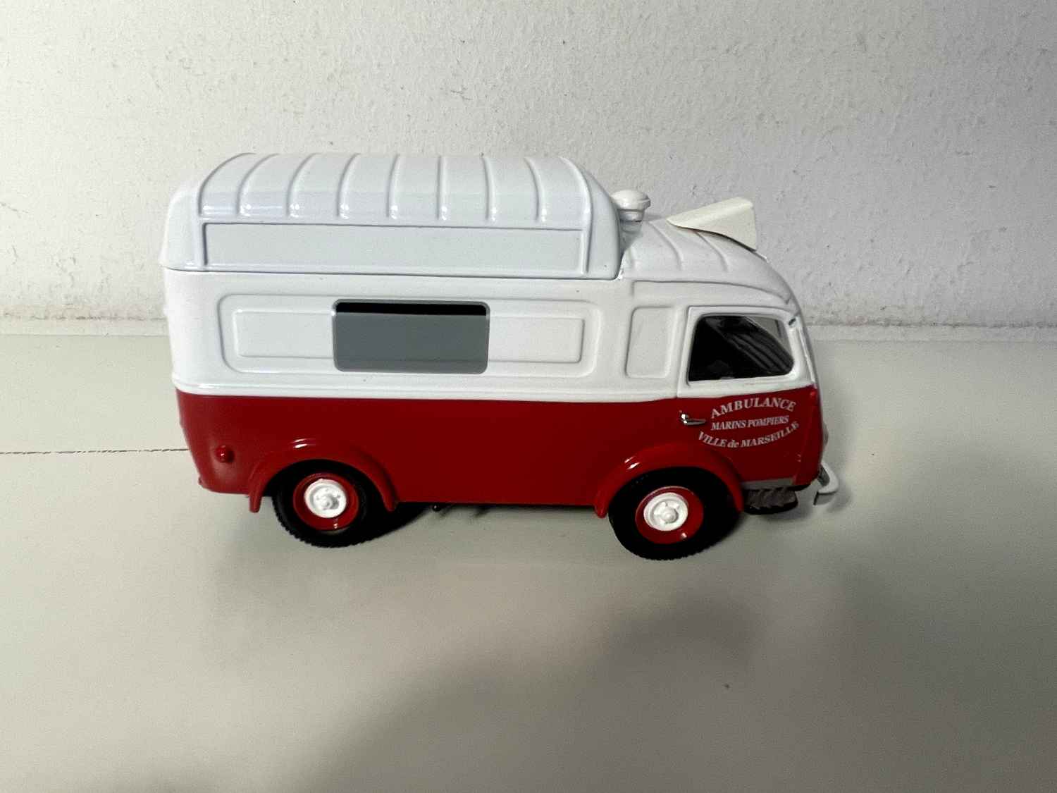 Renault 1000 Kg biały i czerwony KARETKA marynarzy-strażaków w Marsylii - CORGI nr EX70523