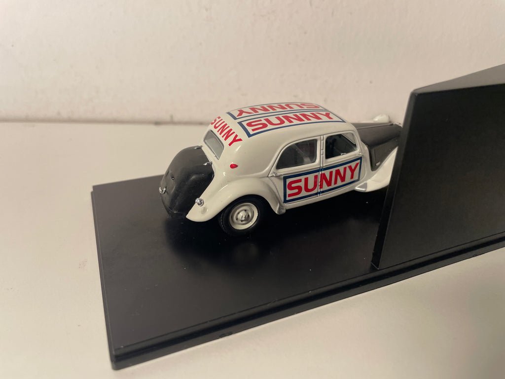 Citroën Traction 11B kaschtan wäiss?? vu 1955 - Stuntfahrer SUNNY (Plexi Box)
