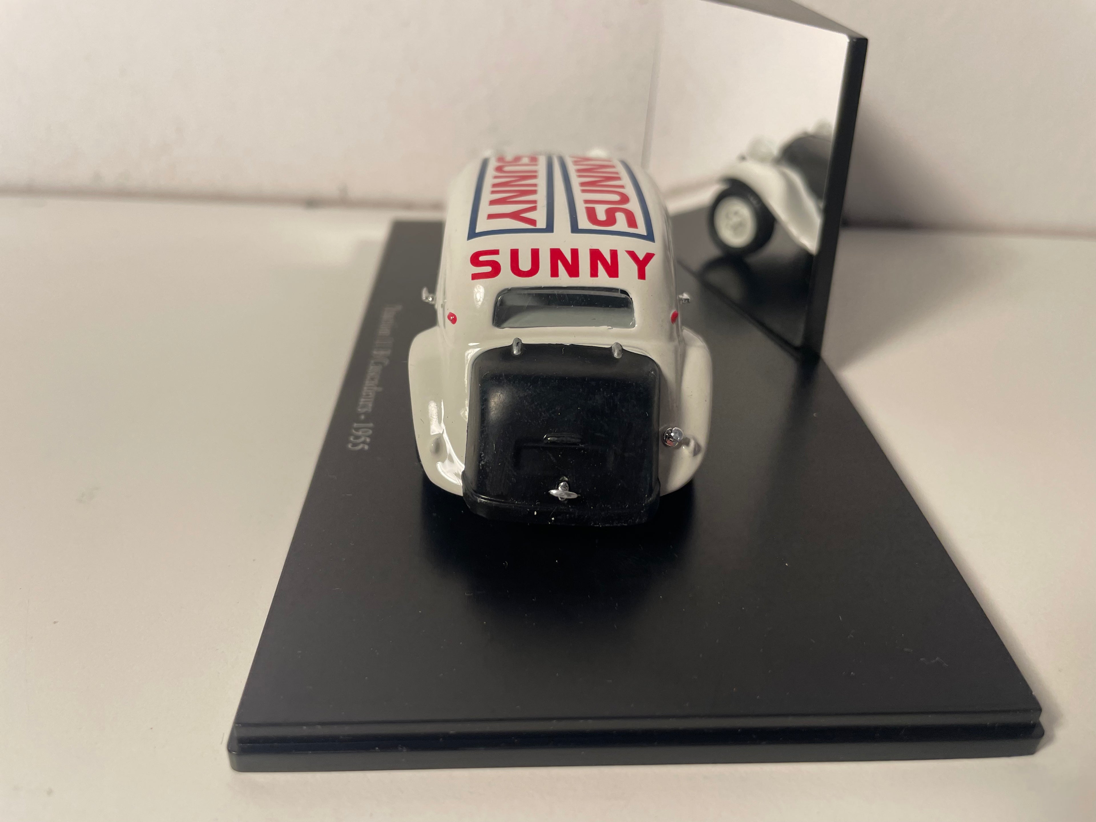 Citroën Traction 11B Off-White?? from 1955 - Stuntmen SUNNY (plexi box)