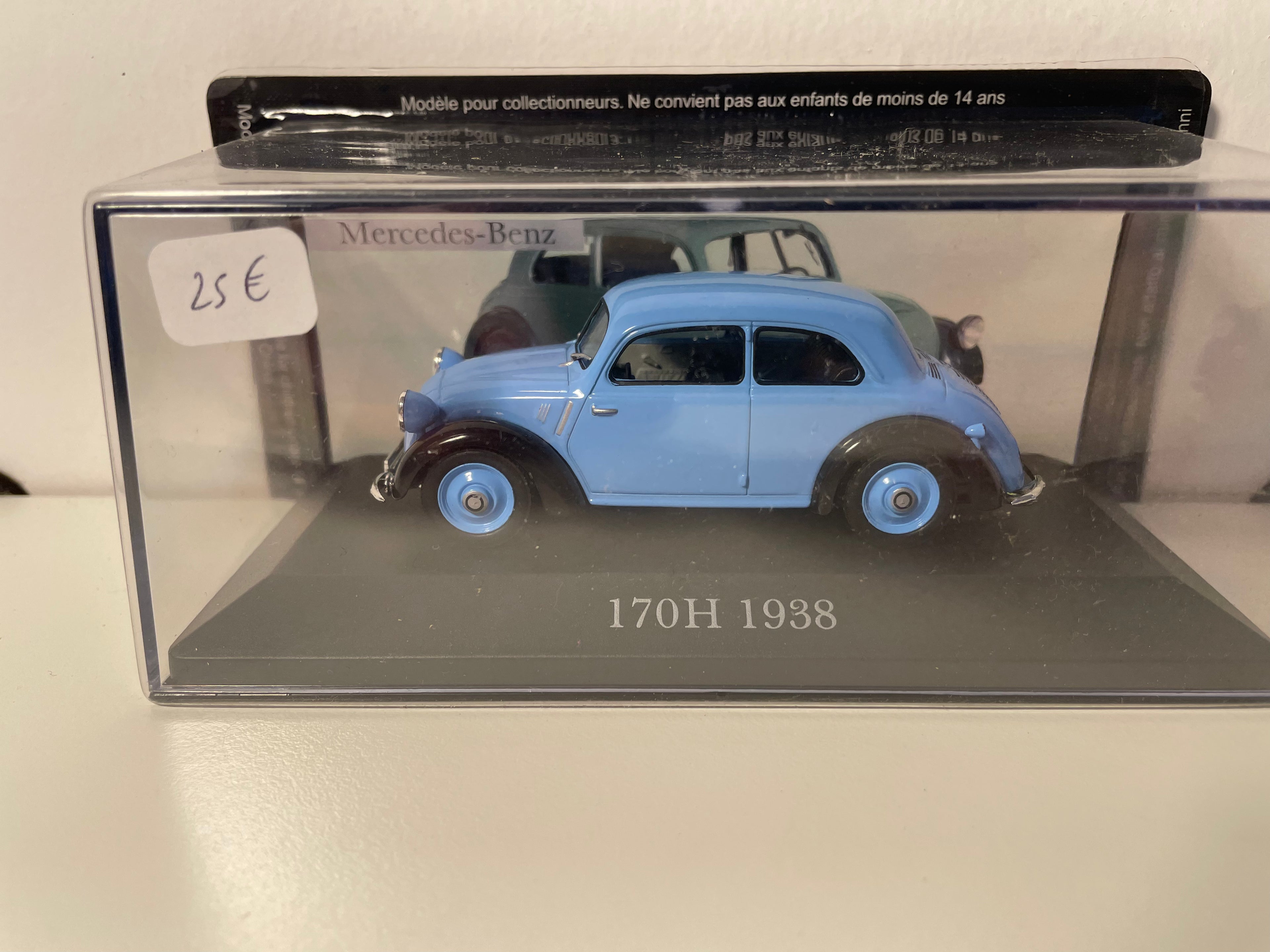 Jasnoniebieski Mercedes 170H z 1938 roku