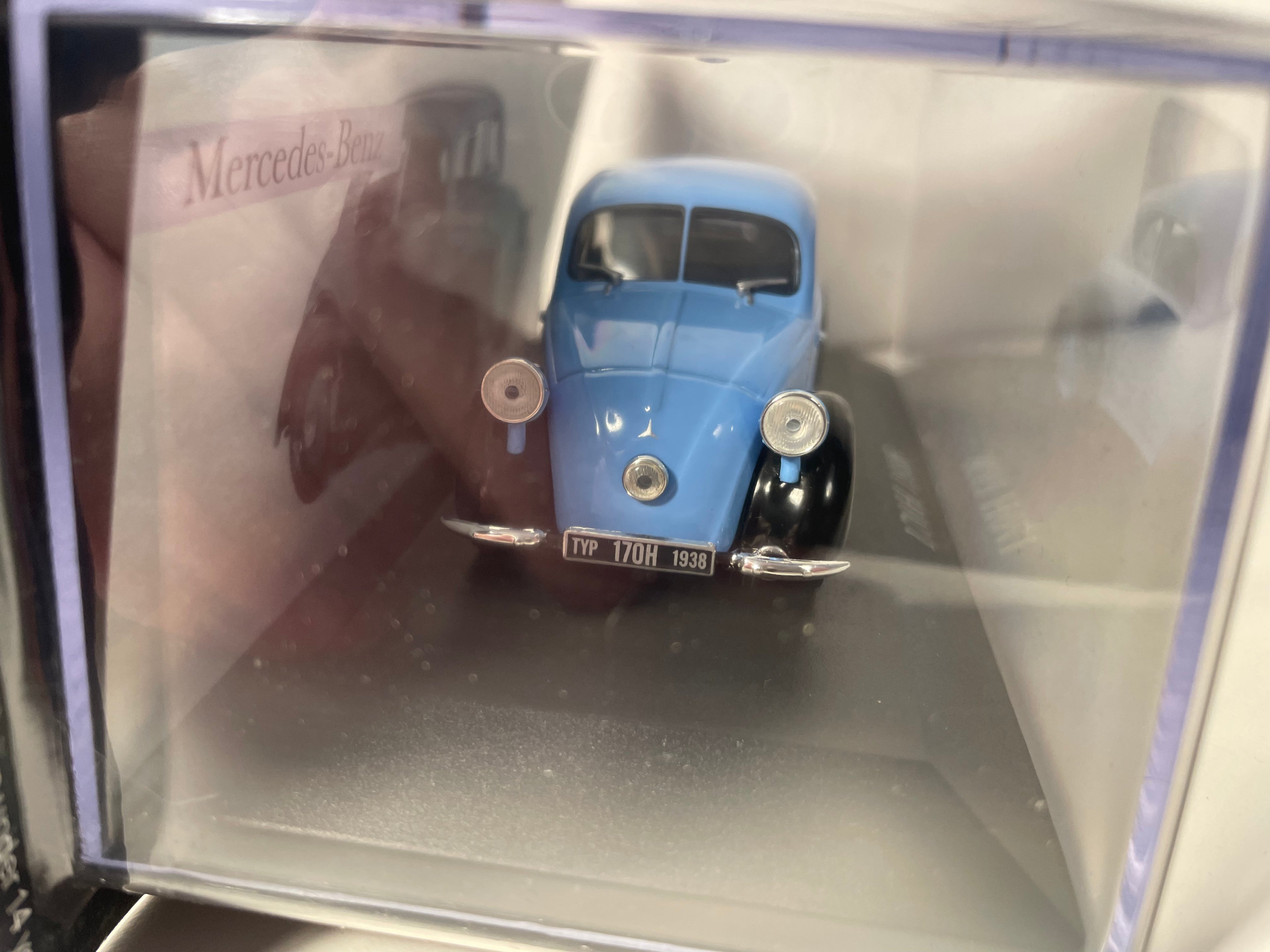 Jasnoniebieski Mercedes 170H z 1938 roku