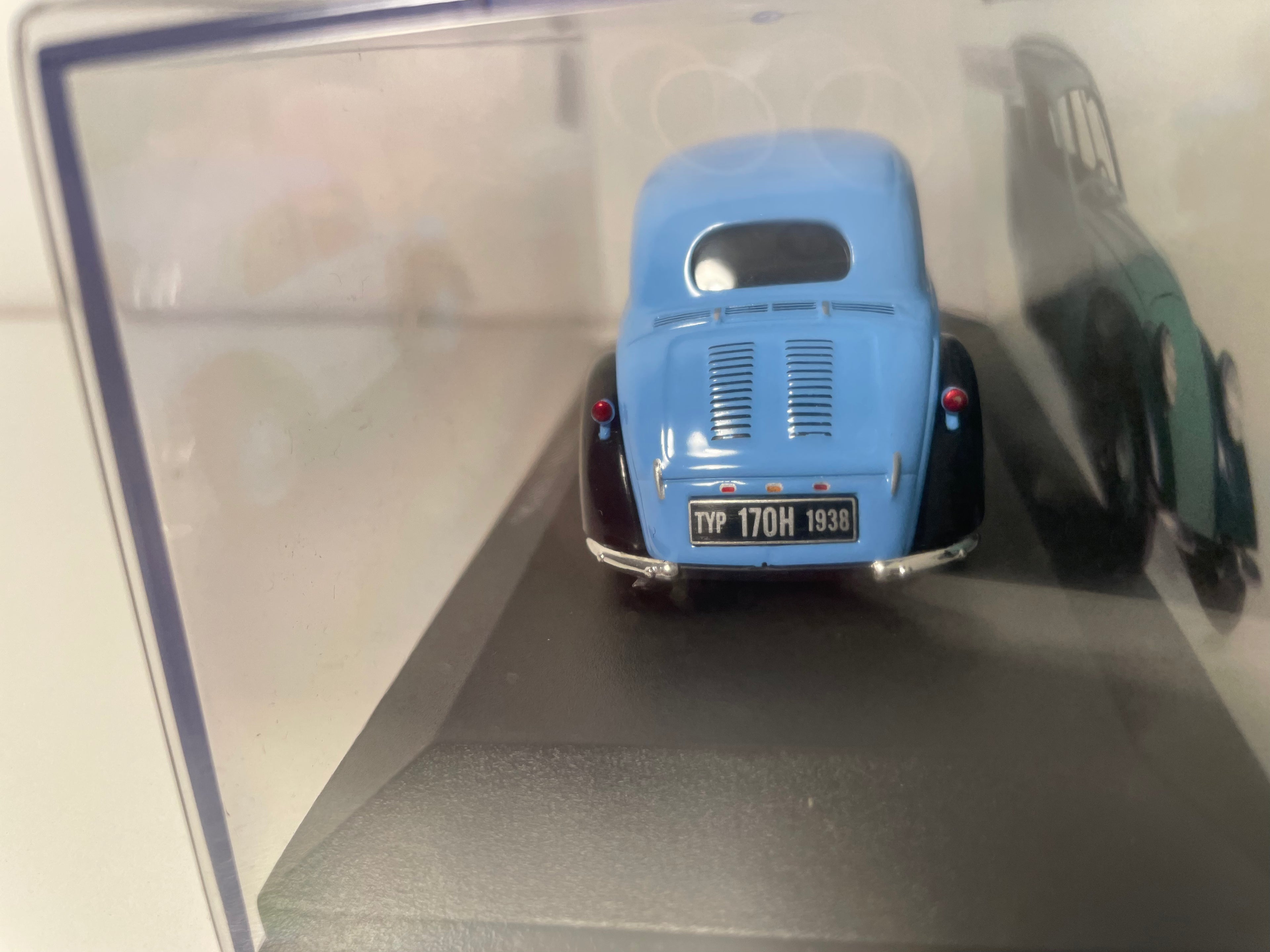Jasnoniebieski Mercedes 170H z 1938 roku