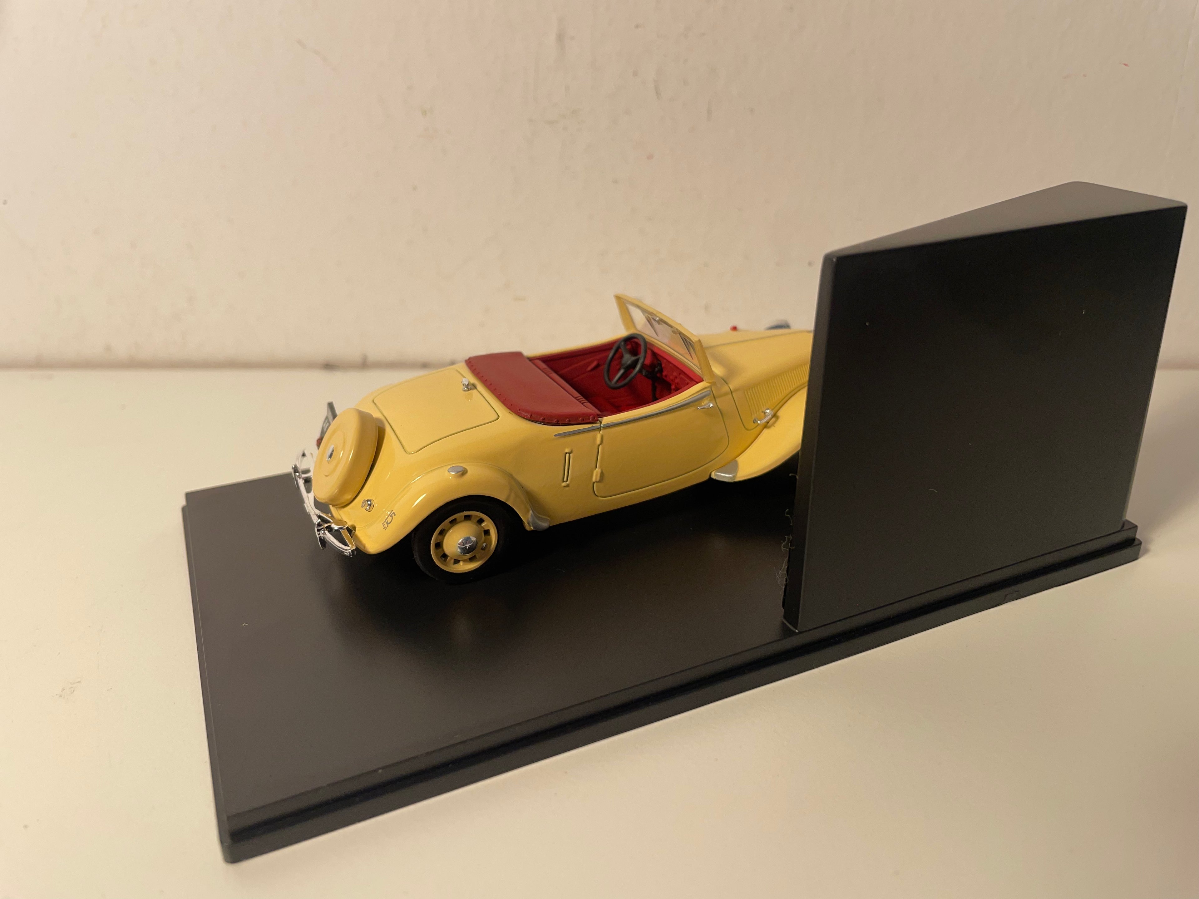 Citroën Traction 15 Six Cabriolet Orange-Brown from 1939 (Plexi Box)