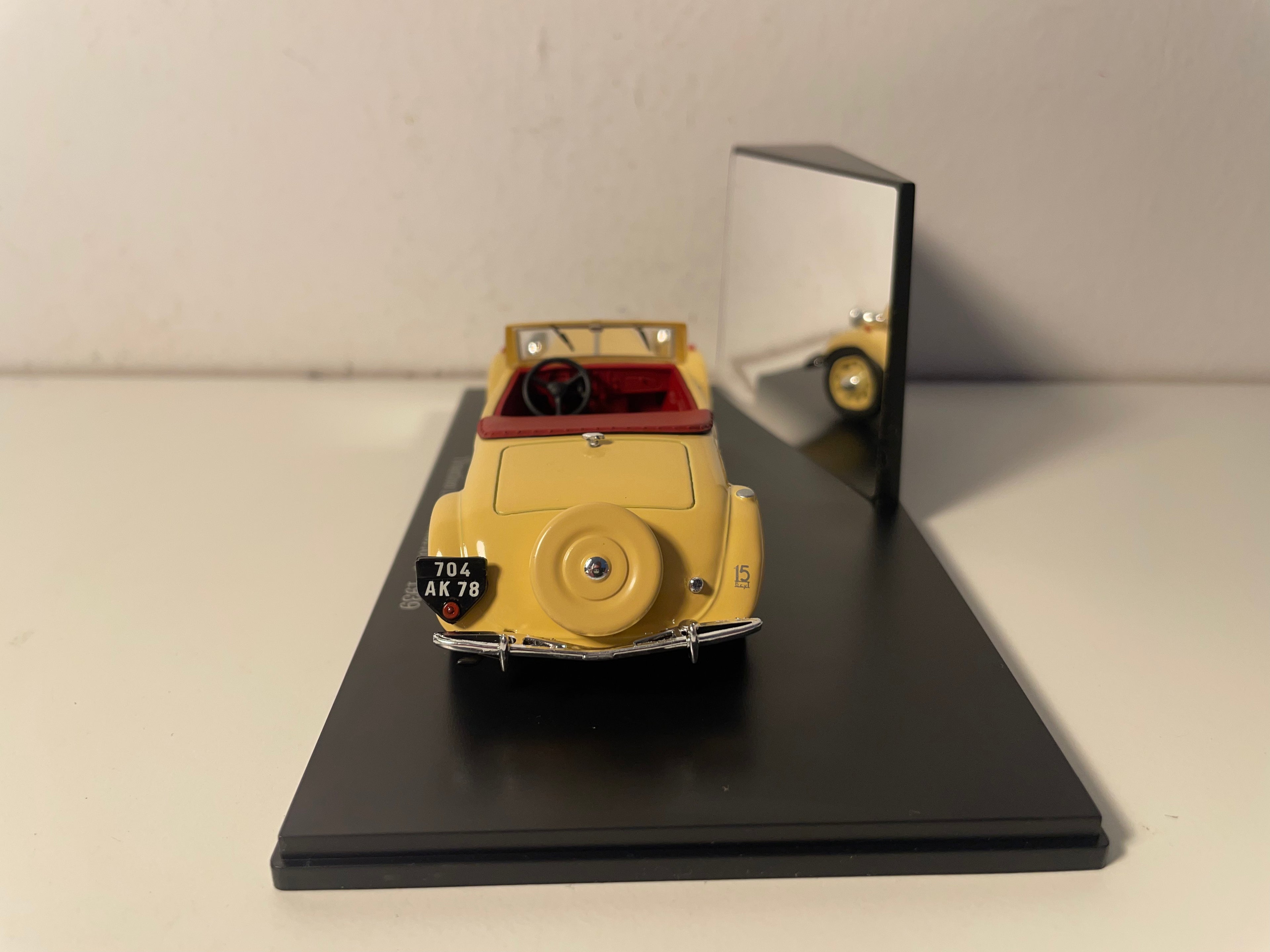 Citroën Traction 15 Six Cabriolet Orange-Brown from 1939 (Plexi Box)
