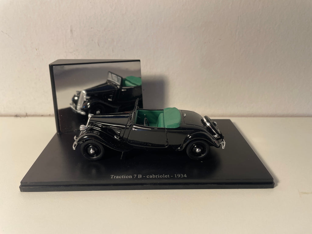 Cabriolet negro Citroën Traction 7B de 1934 (caja de plexiglás)