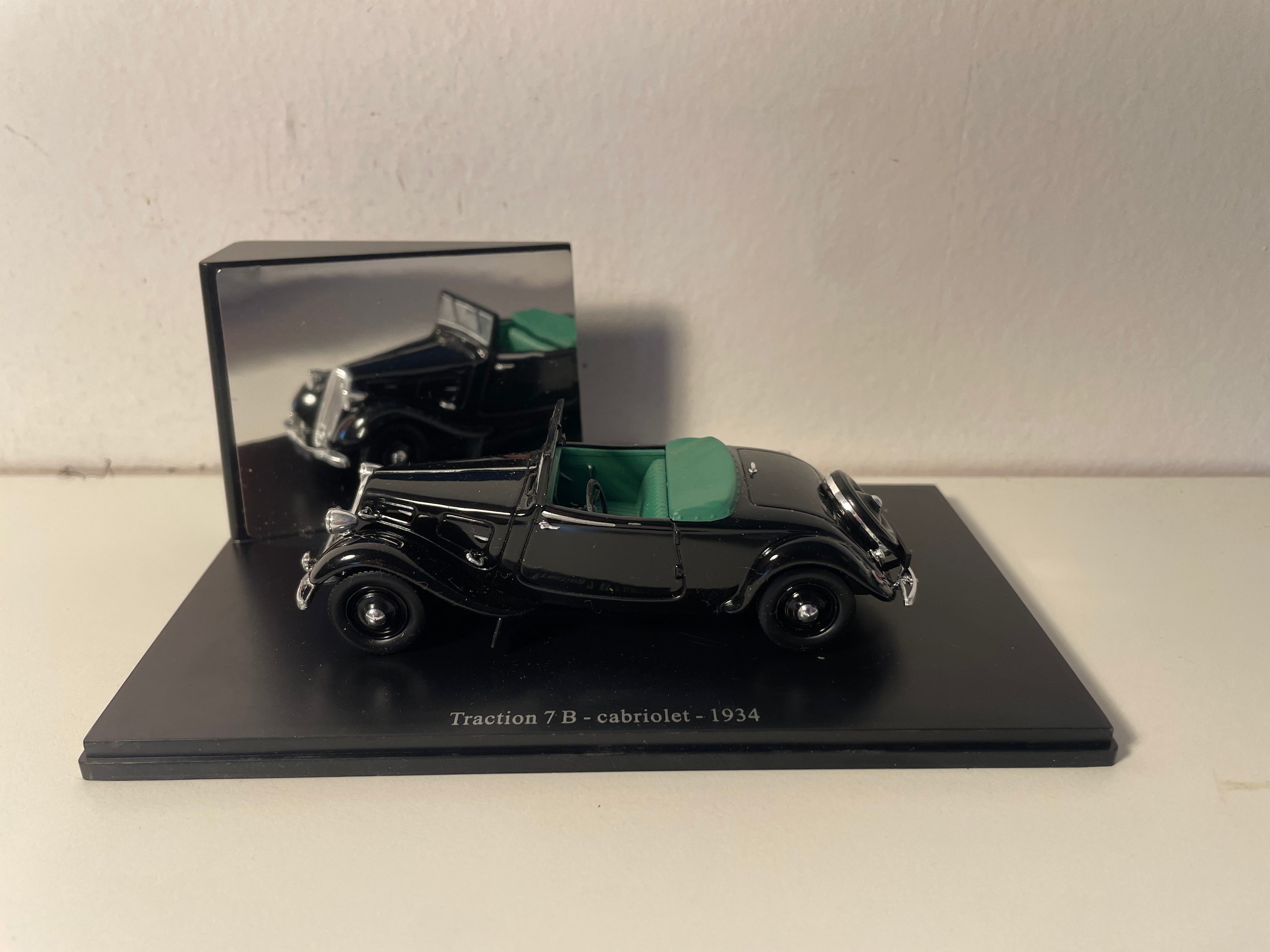 1934 Black Citroën Traction 7B Cabriolet (Plexi Box)