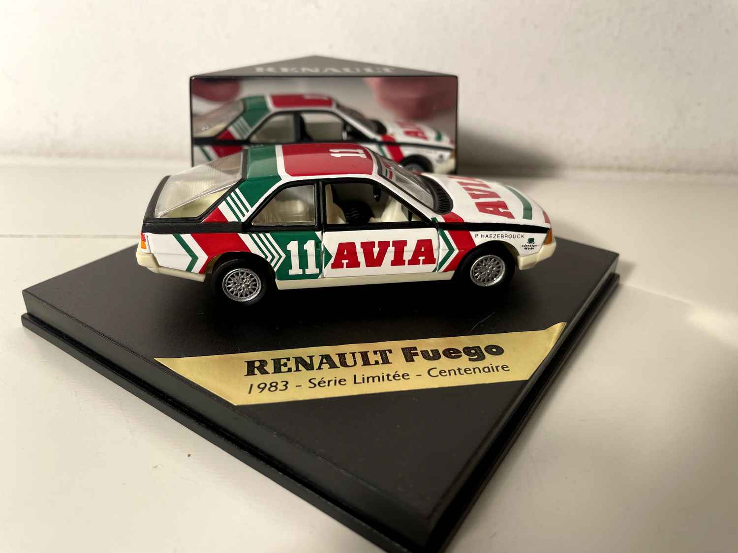Renault Fuego blanche, rouge et verte numéro 11 de 1983