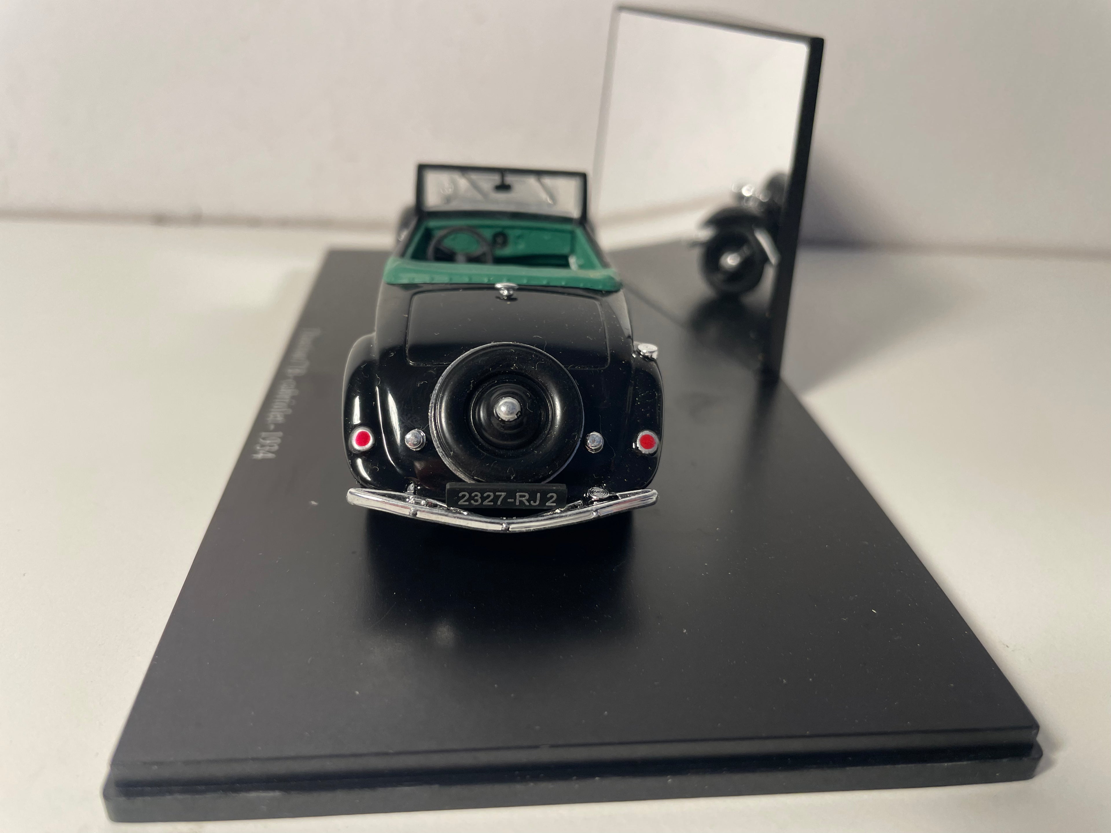 1934 Black Citroën Traction 7B Cabriolet (Plexi Box)