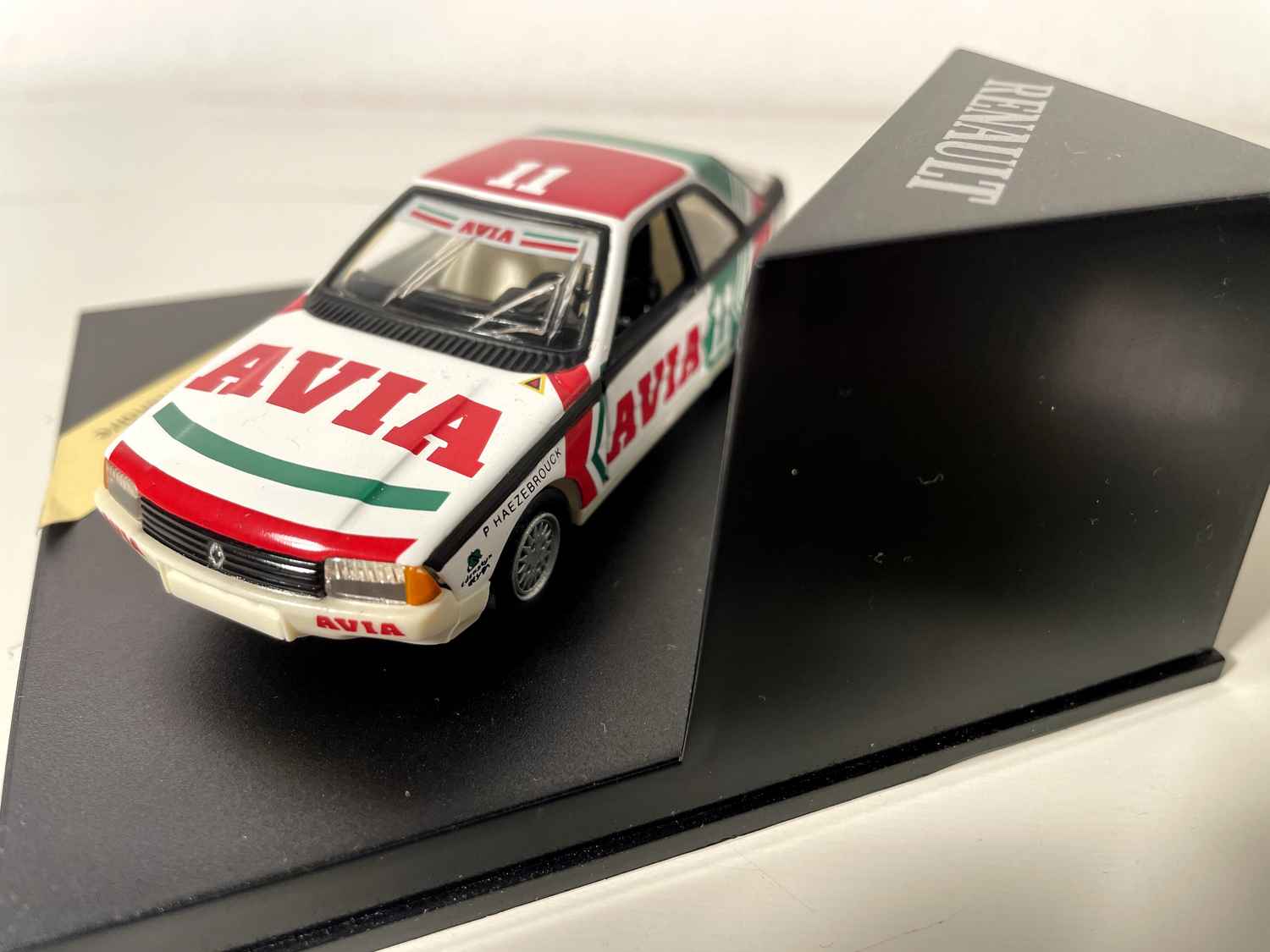 Renault Fuego blanche, rouge et verte numéro 11 de 1983