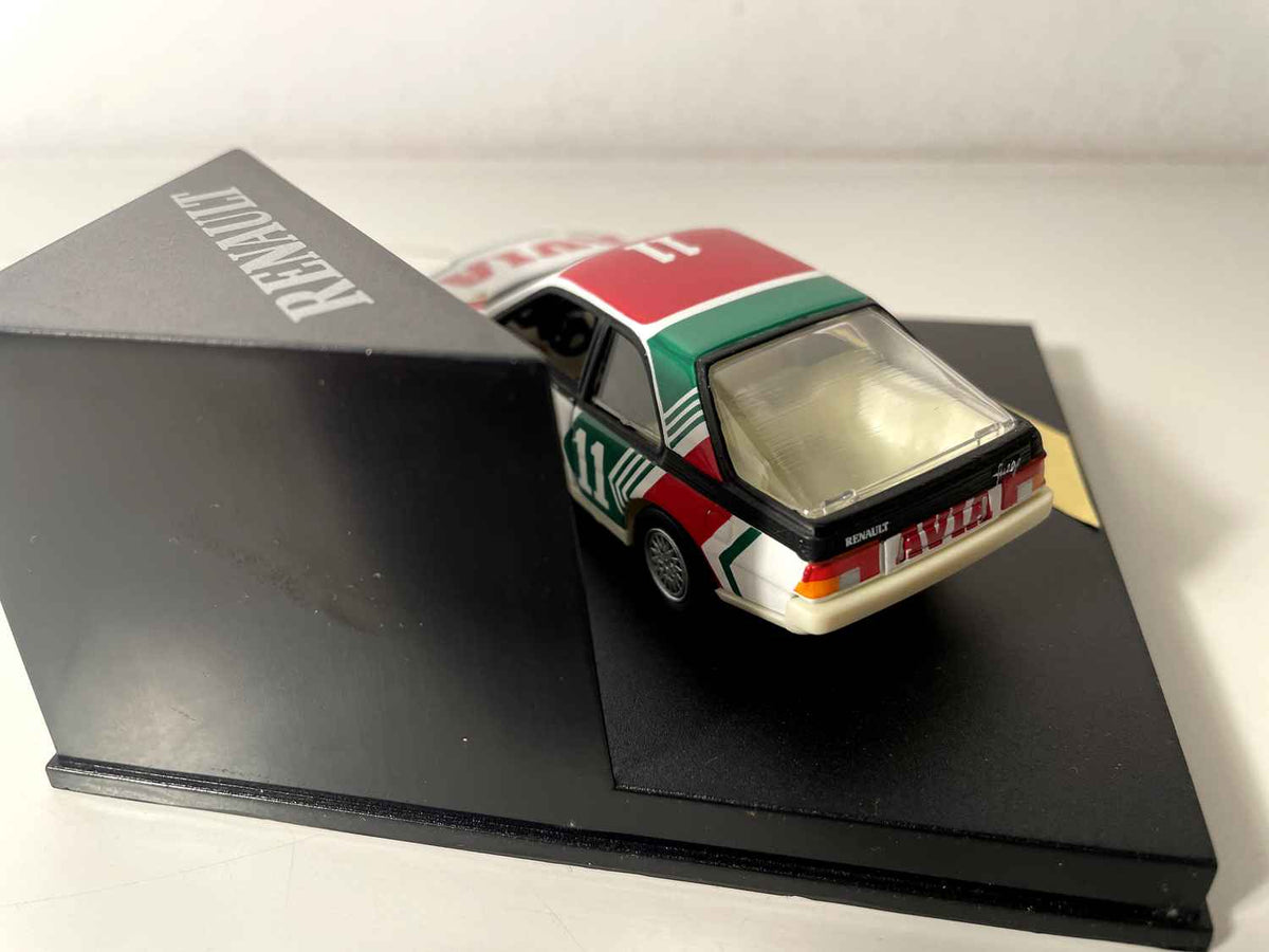 Renault Fuego blanche, rouge et verte numéro 11 de 1983