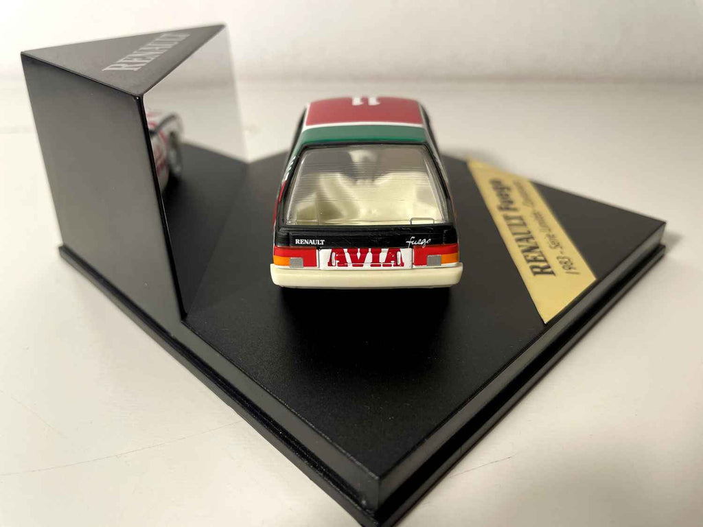 Renault Fuego blanche, rouge et verte numéro 11 de 1983
