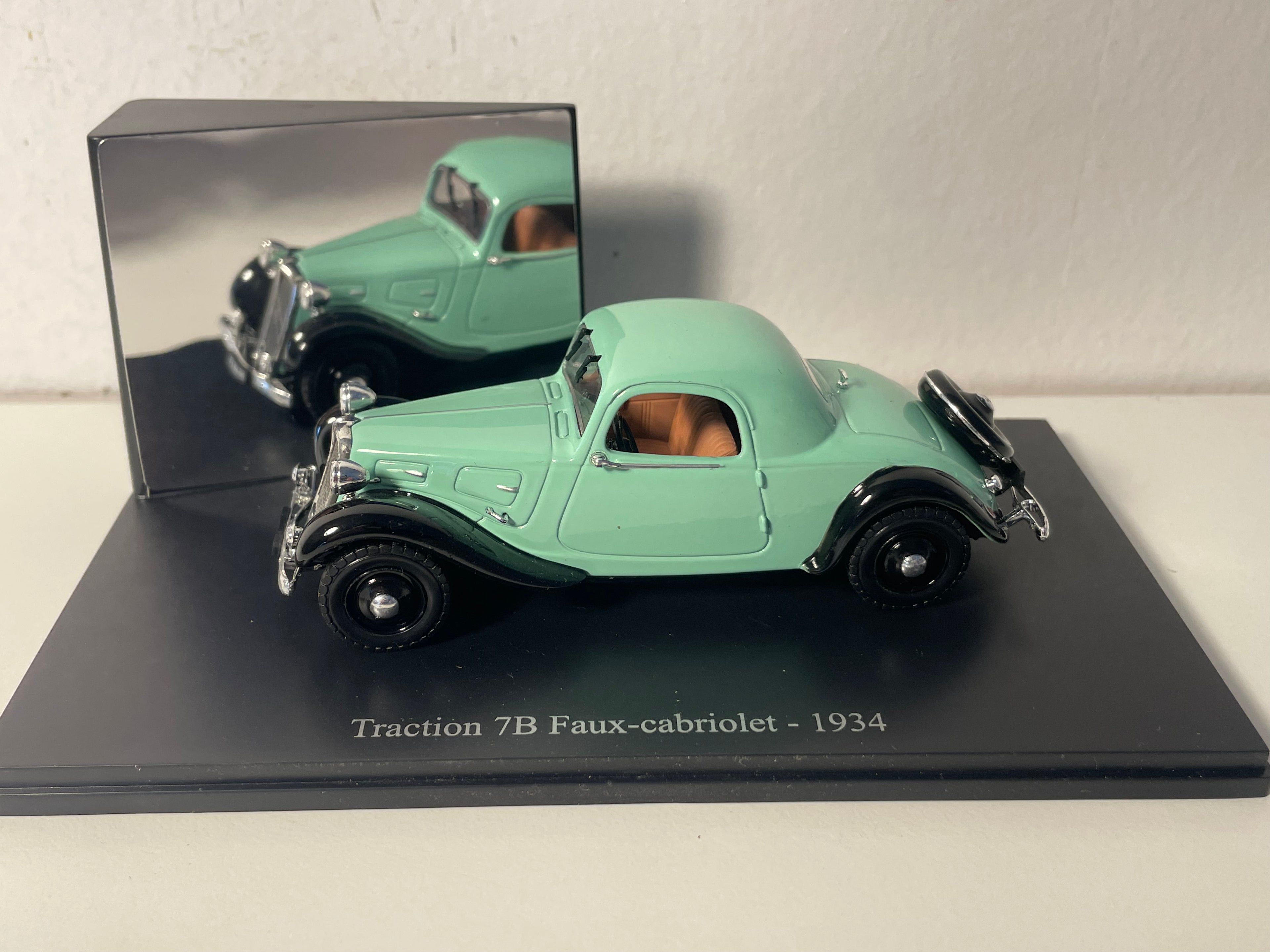 1934 Citroën Traction 7B Faux-Cabriolet Green (Plexi Case)