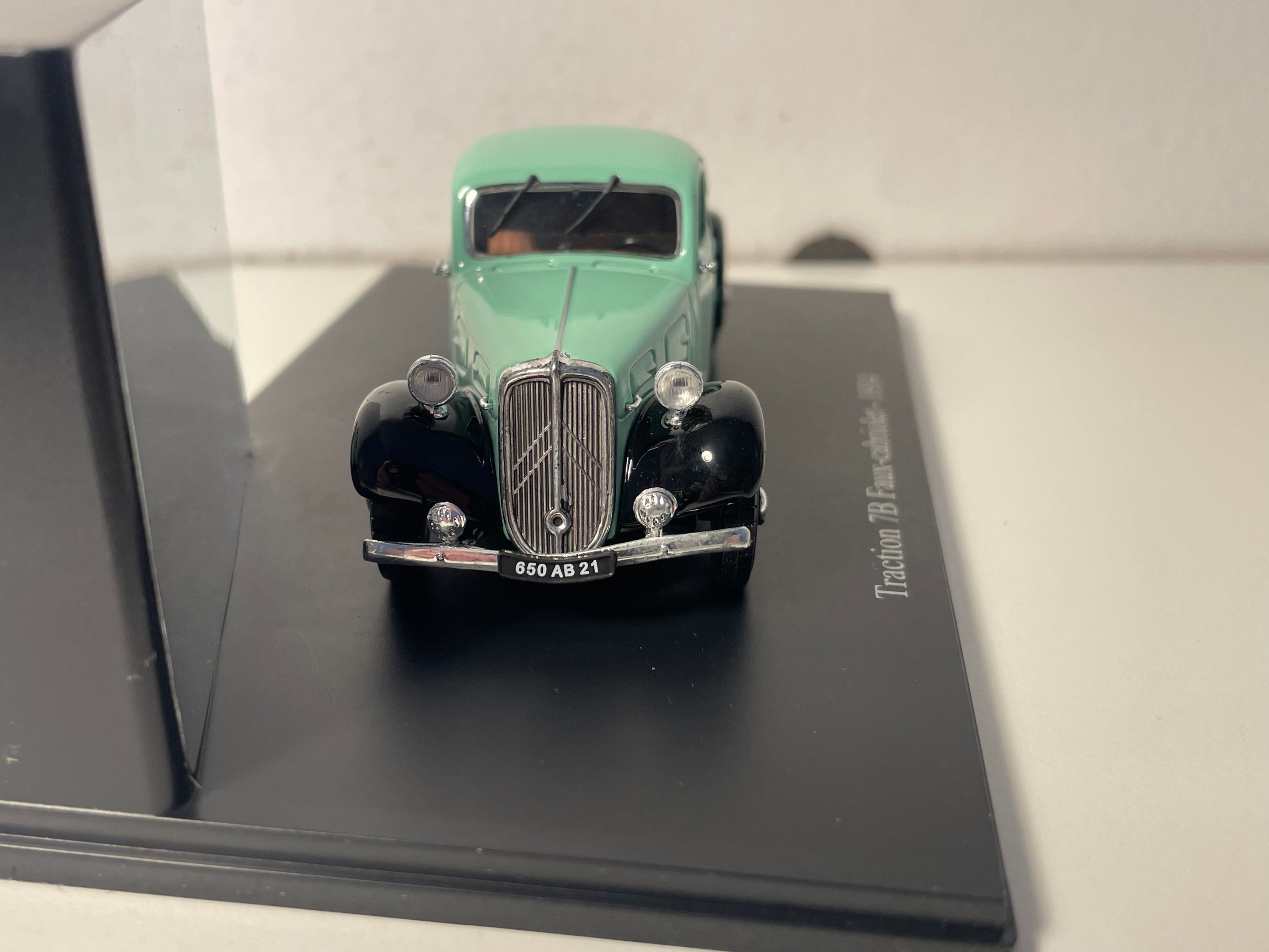 1934 Citroën Traction 7B Faux-Cabriolet Green (Plexi Case)