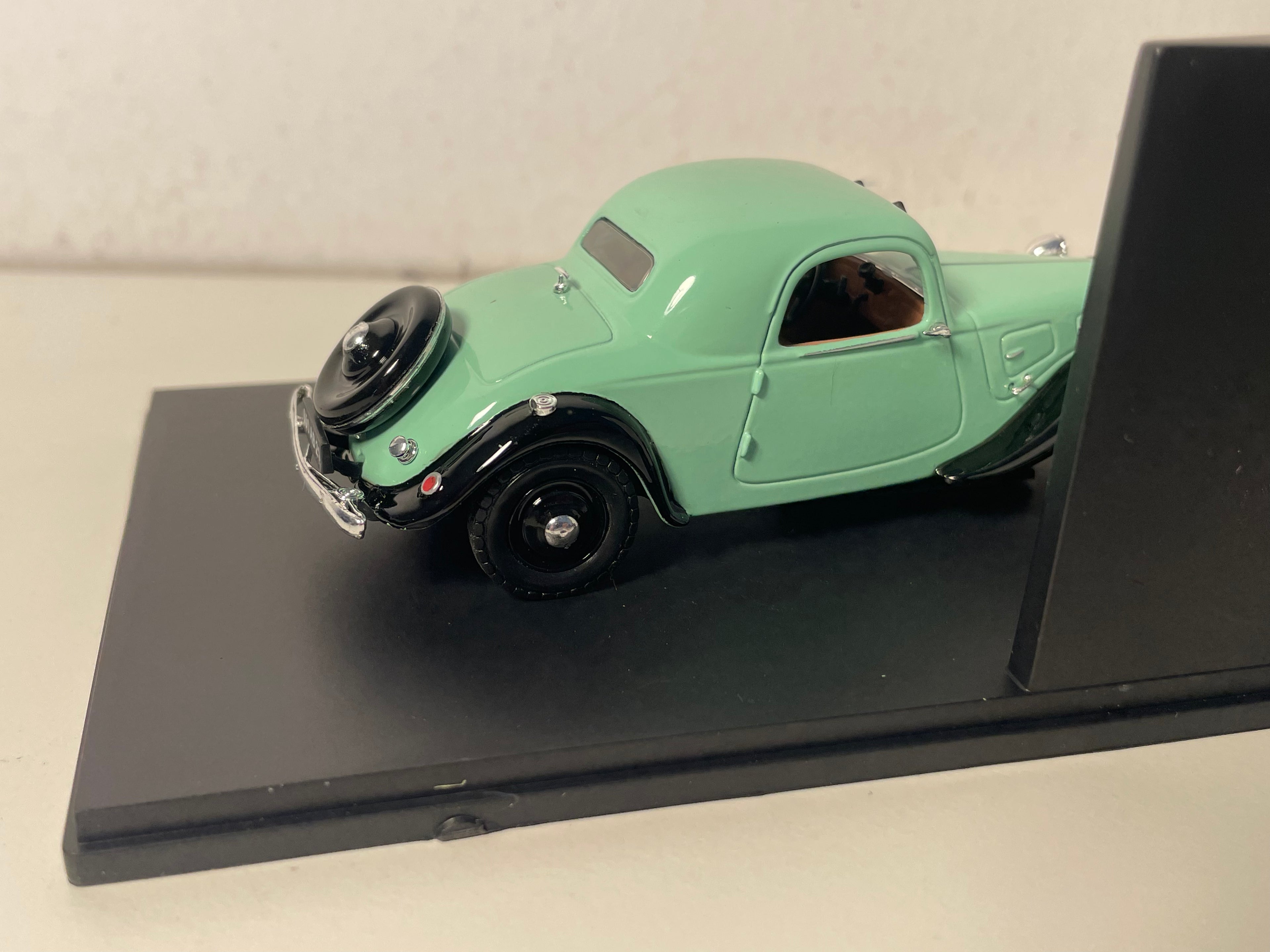 1934 Citroën Traction 7B Faux-Cabriolet Green (Plexi Case)
